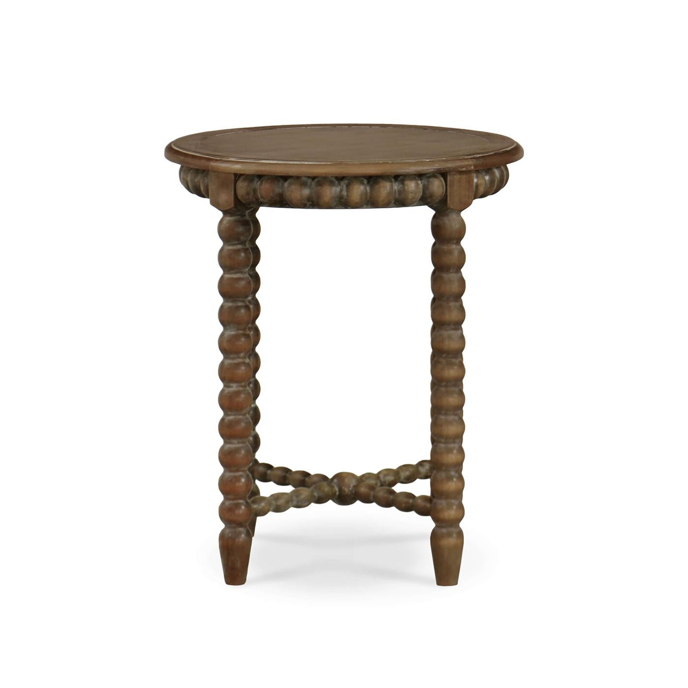 Country Paire de tables d'appoint rondes en vente