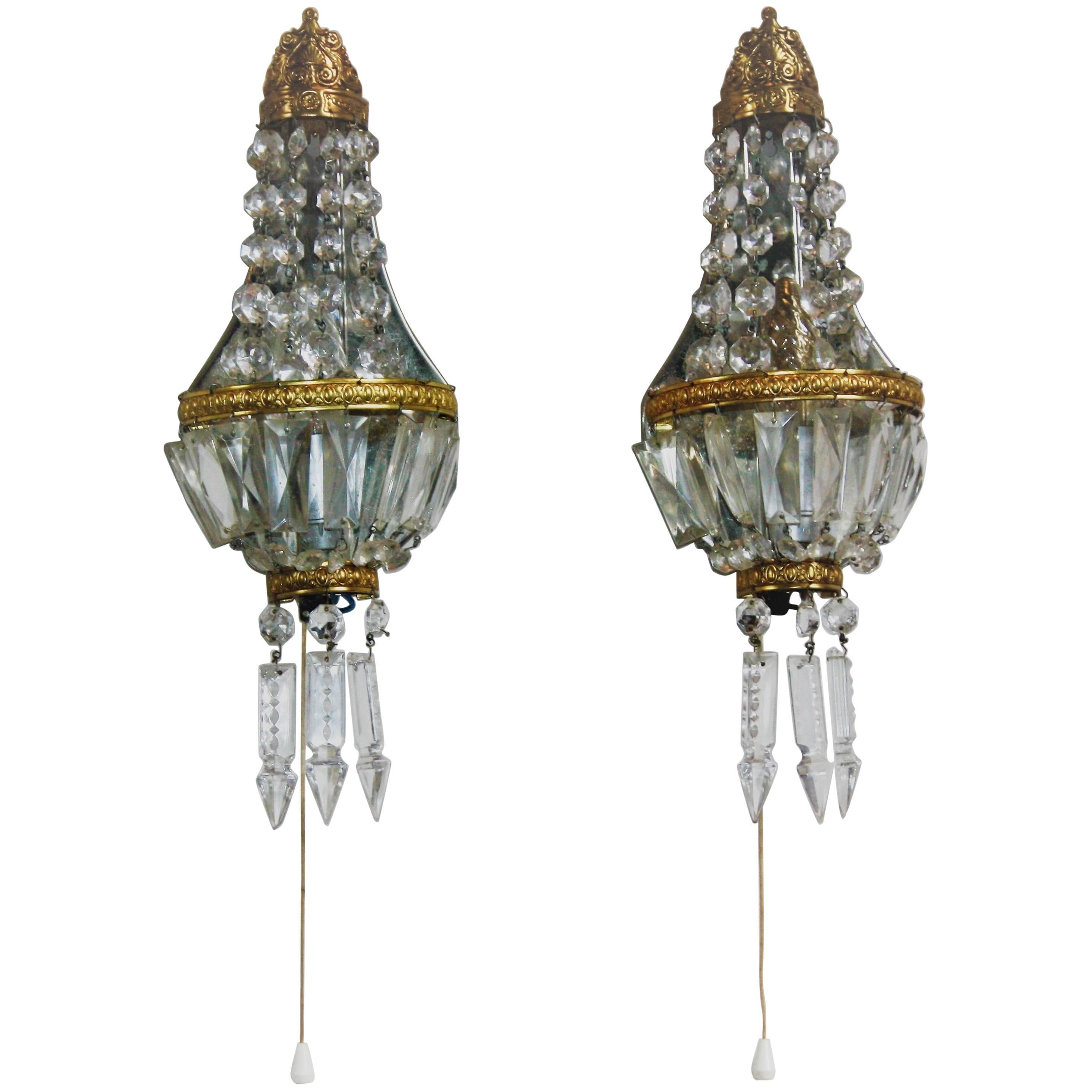 Wonderful pair of crystal and brass wall lights in the style of Baroque.
Socket: Each one x Edison (E14) for standard screw bulbs.
Very good condition.
  