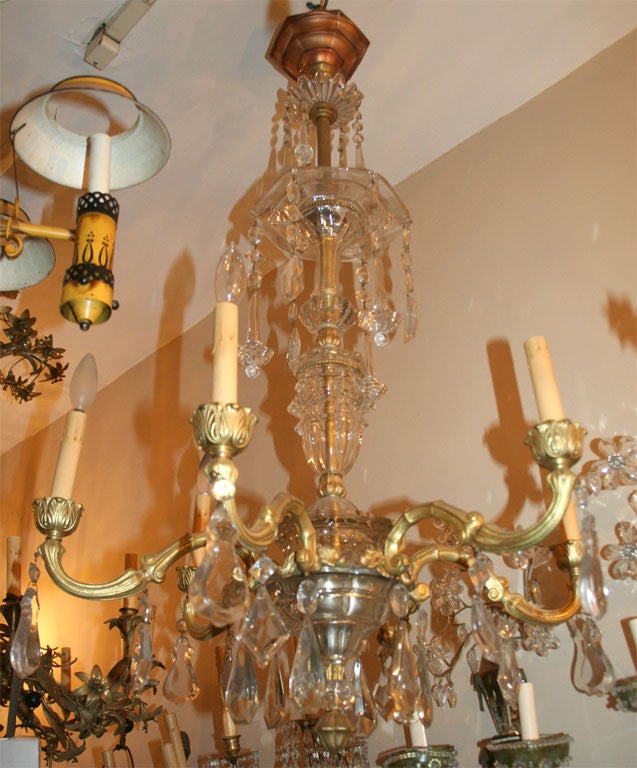 Coppia di lampadari francesi a sei luci in cristallo tagliato e bronzo dorato del 1920 circa. Venduto singolarmente.

Misure:
Altezza 31