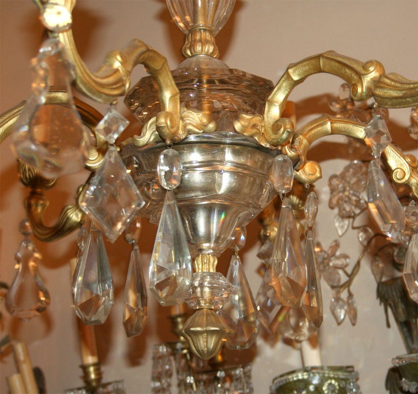 Paar französische Kronleuchter aus Kristall und vergoldeter Bronze, einzeln verkauft (Französisch) im Angebot