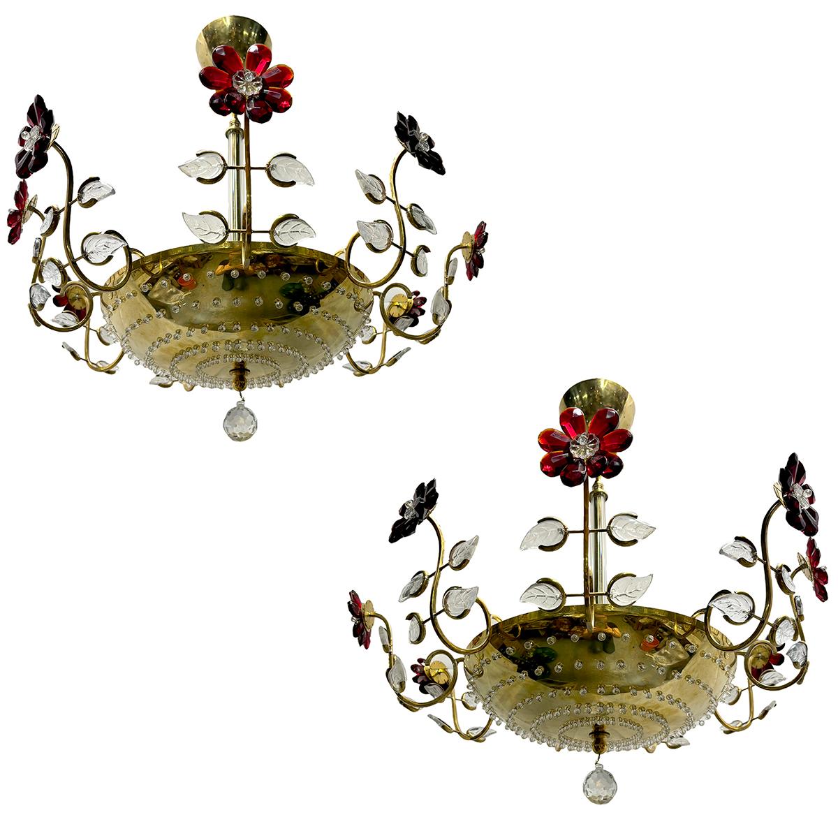 Coppia di lampadari francesi dorati degli anni '60 circa con foglie in vetro modellato e fiori in cristallo rosso e 4 luci interne. Venduto singolarmente.

Misure:
Caduta: 24,5