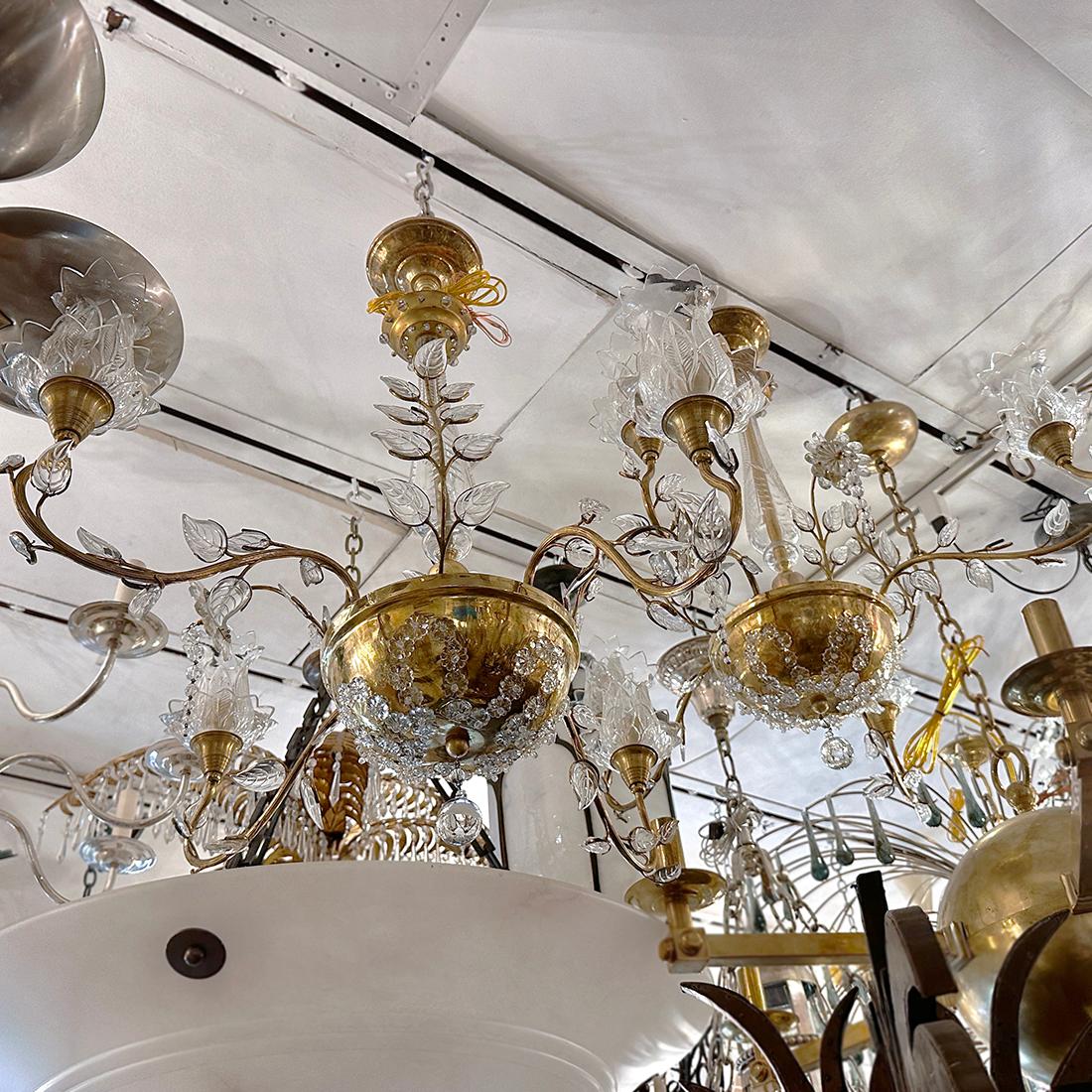 Coppia di lampadari francesi degli anni '50 con foglie e fiori in cristallo. 4 bracci e 2 luci interne. Venduto singolarmente

Misure:
Altezza: 28
Diametro: 32