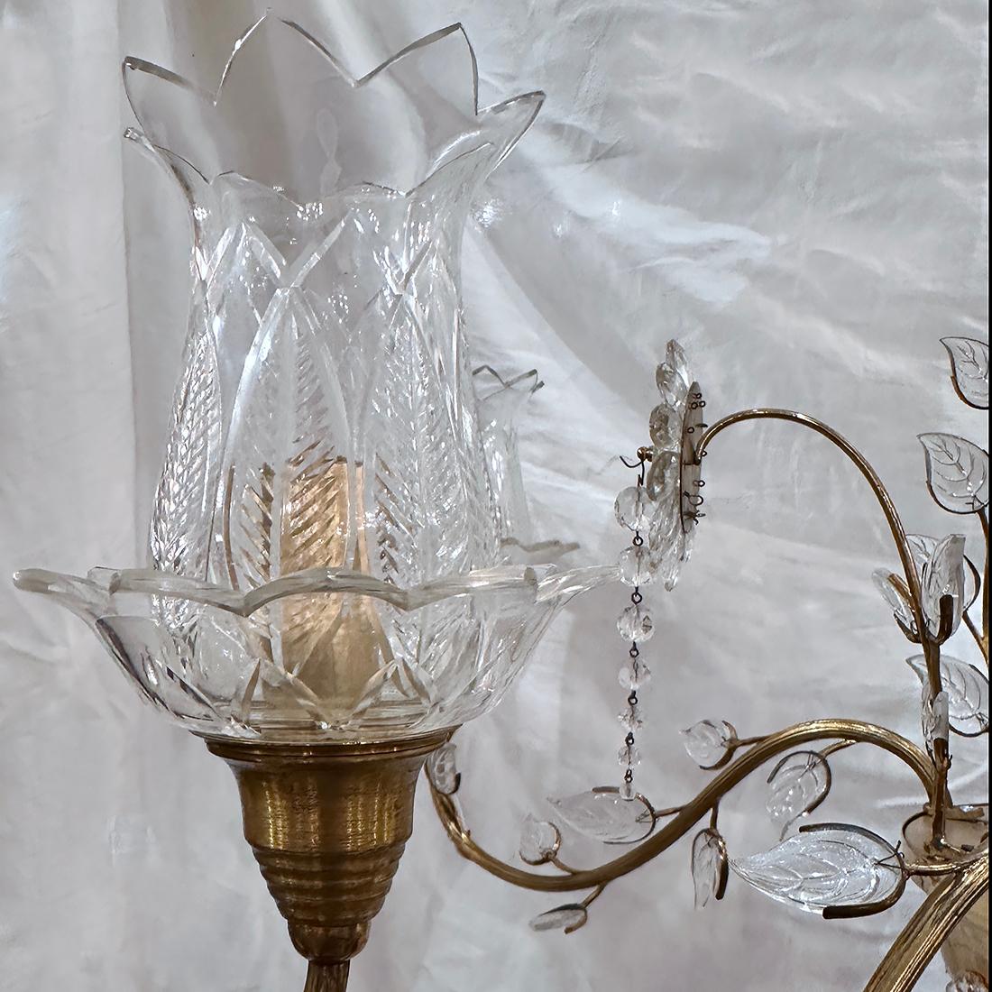 Metà XX secolo Coppia di lampadari francesi in cristallo con foglie di vetro, venduti singolarmente in vendita