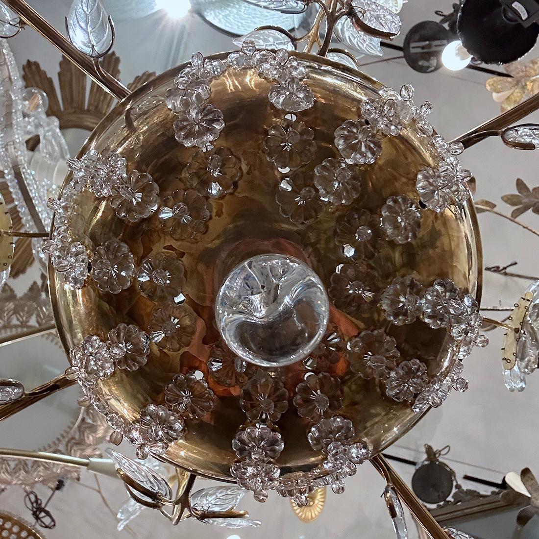 Bronzo Coppia di lampadari francesi in cristallo con foglie di vetro, venduti singolarmente in vendita