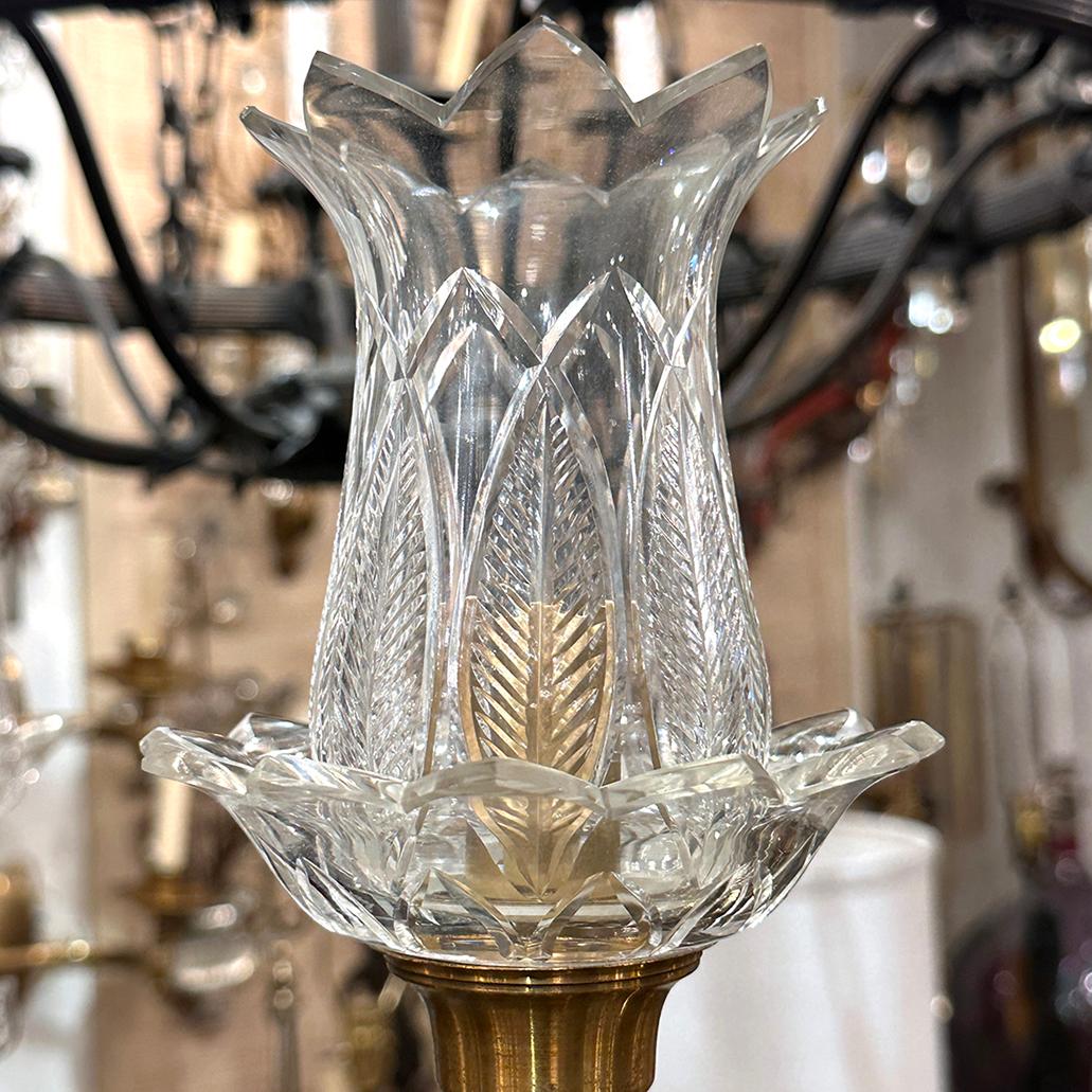Coppia di lampadari francesi in cristallo con foglie di vetro, venduti singolarmente in vendita 1
