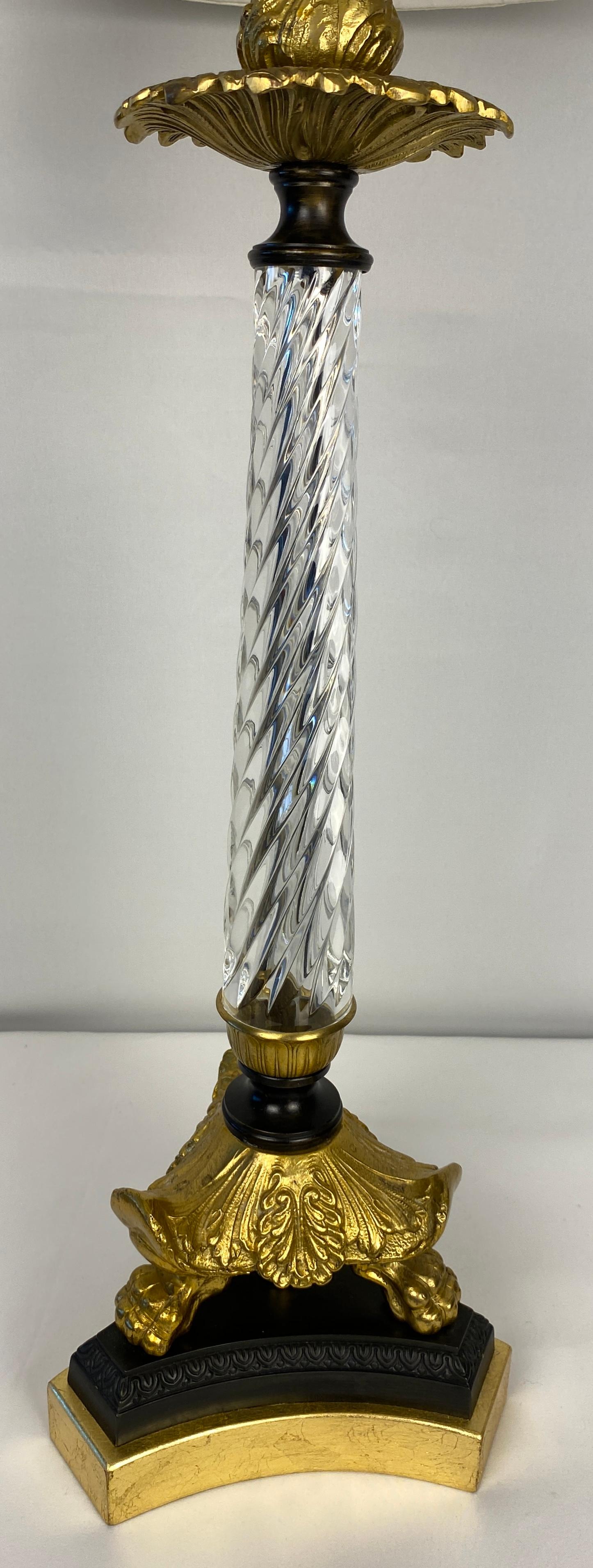 Paire de lampes françaises en cristal avec montures en bronze en vente 2