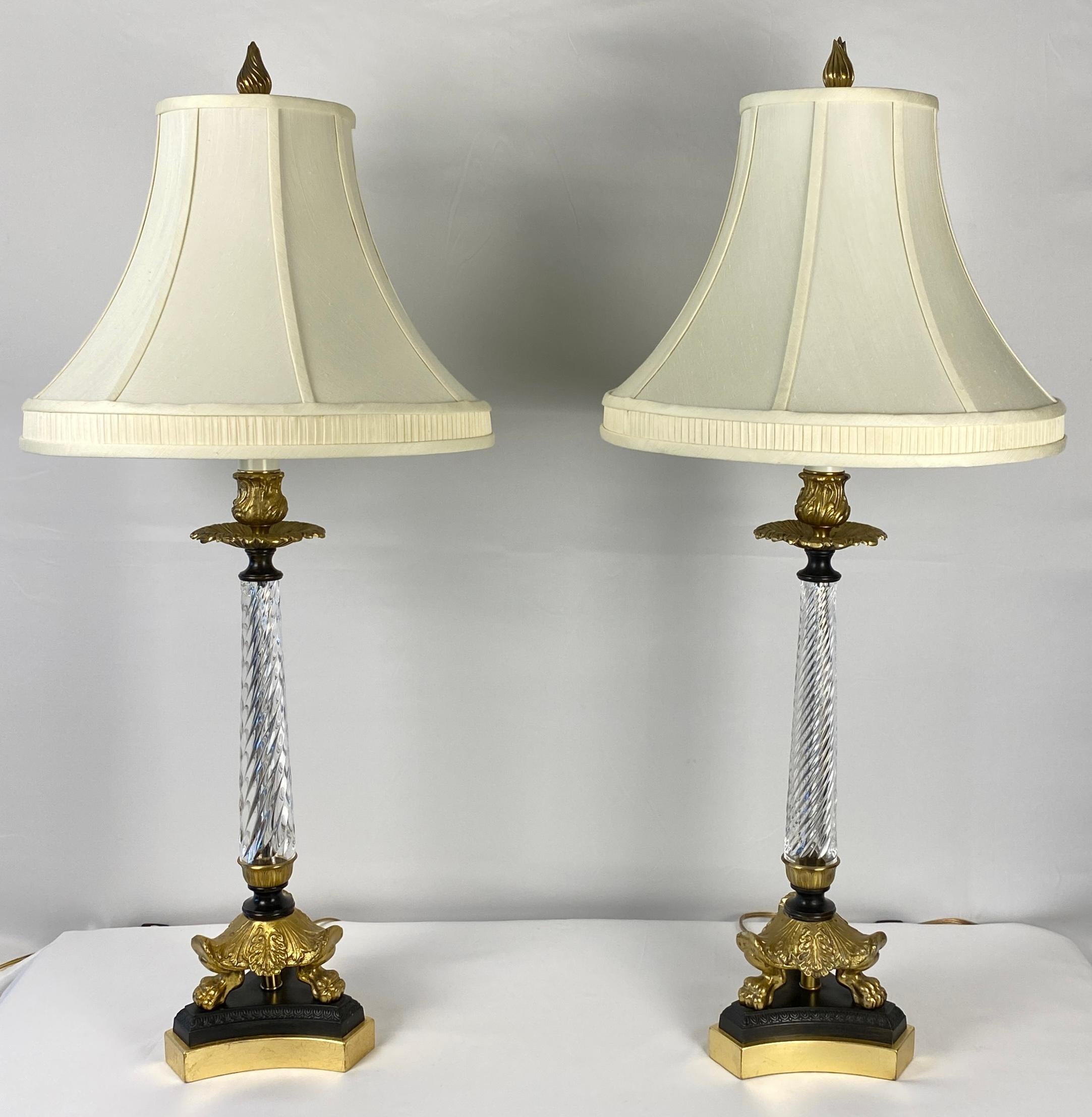 Paire de lampes françaises en cristal avec montures en bronze en vente 3