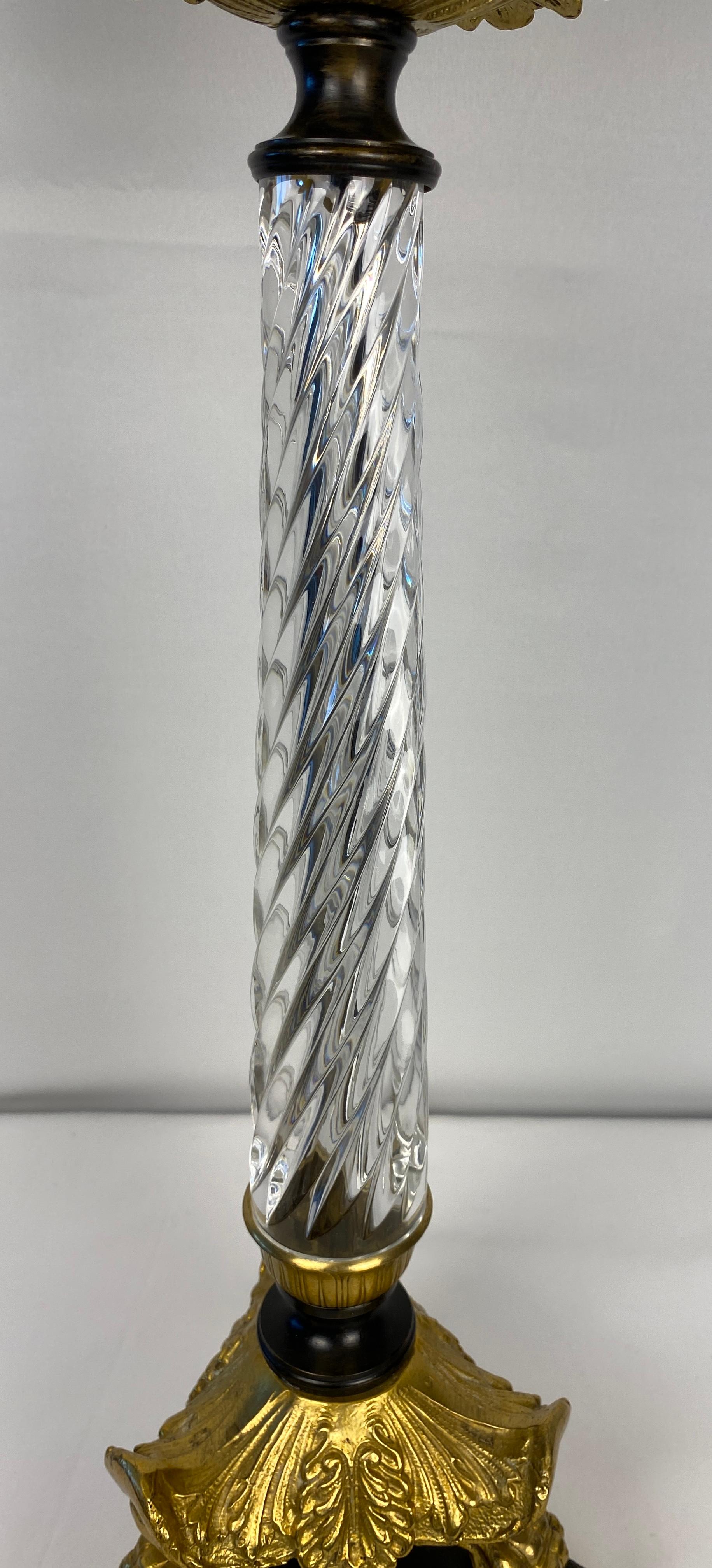 Paire de lampes françaises en cristal avec montures en bronze en vente 7