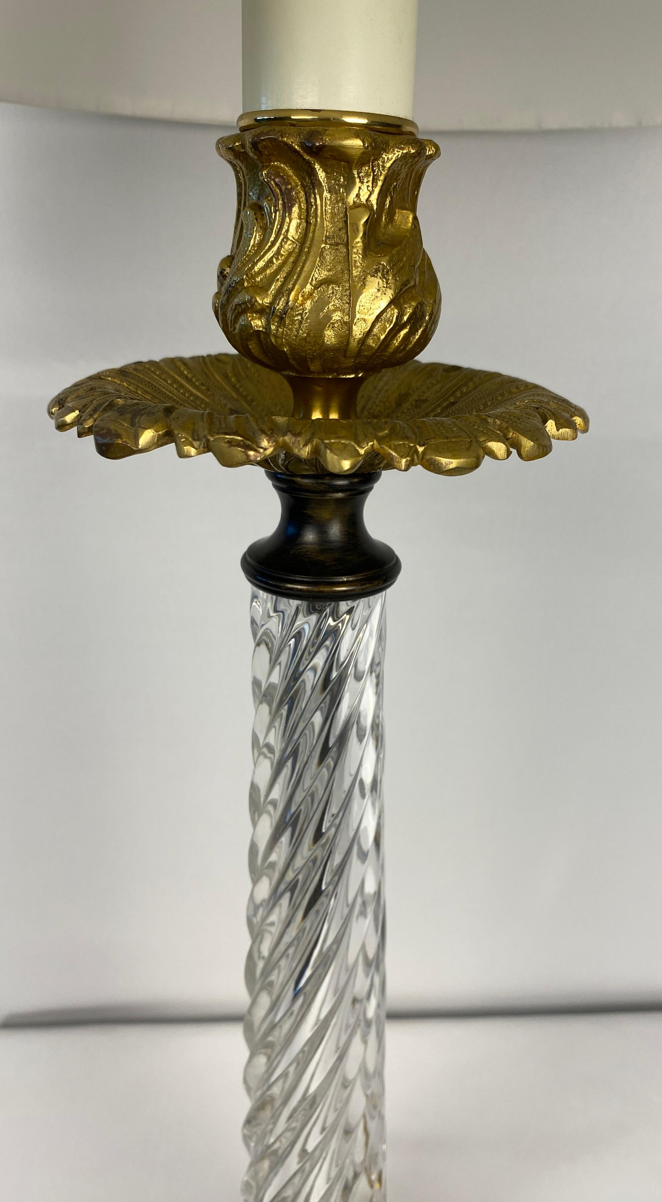 Paire de lampes françaises en cristal avec montures en bronze en vente 8