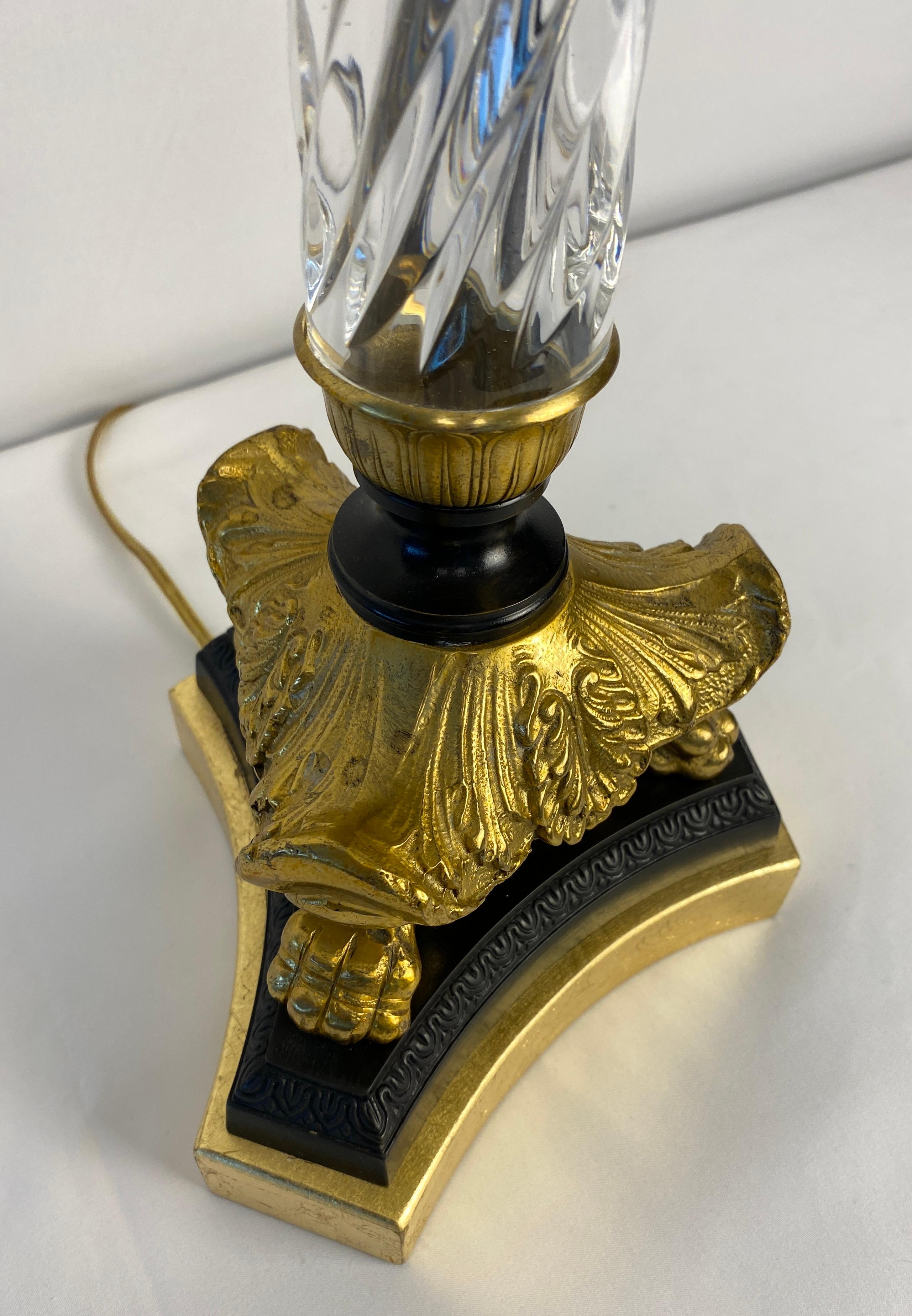 Paire de lampes françaises en cristal avec montures en bronze en vente 9