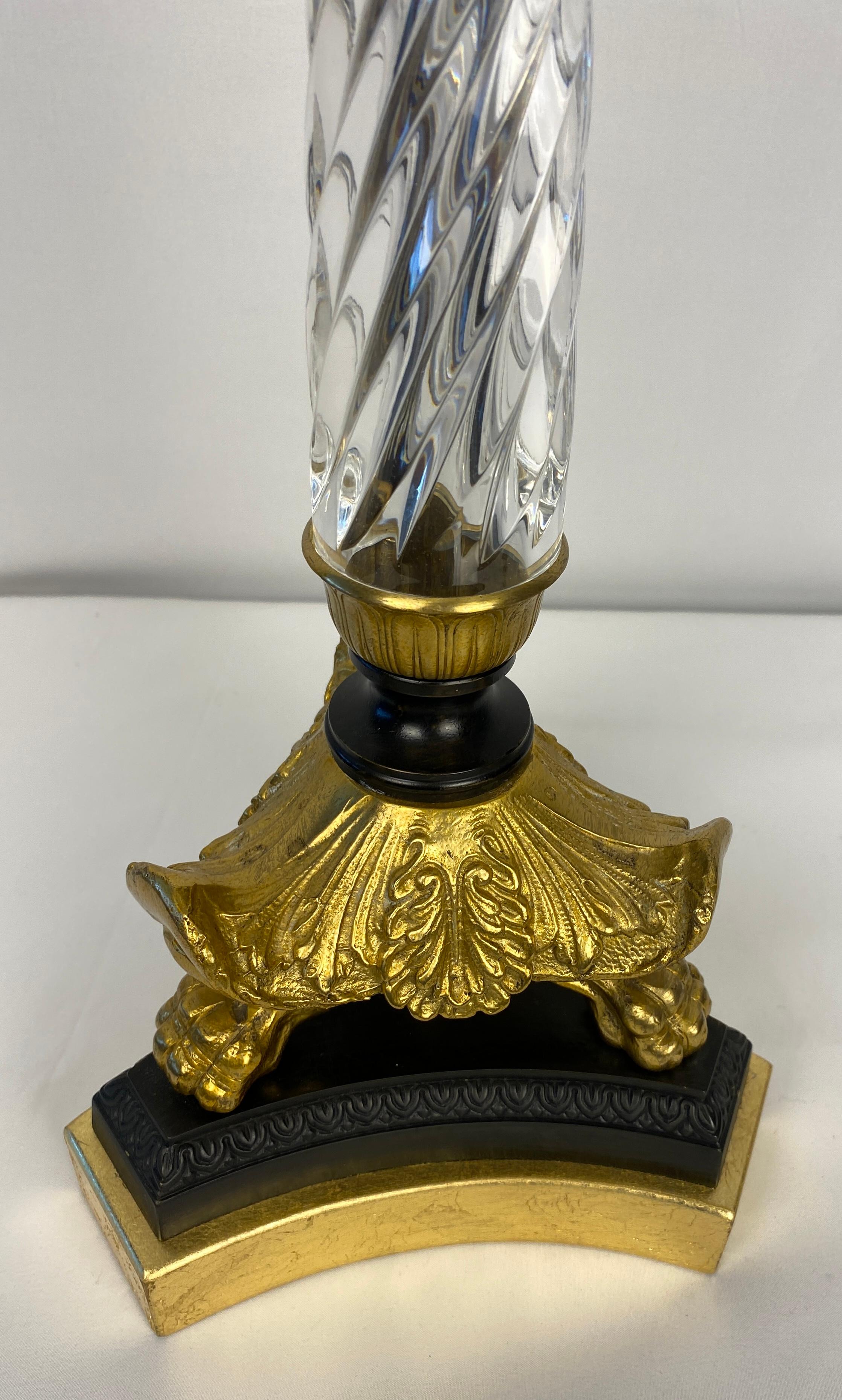 Paire de lampes françaises en cristal avec montures en bronze en vente 10