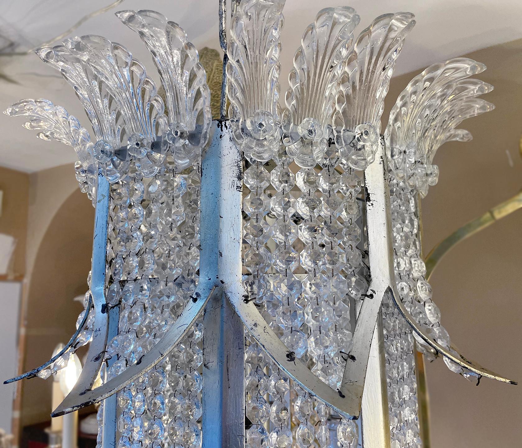 Paire de lanternes suspendues en métal argenté et cristal, datant des années 1950, avec quatre lampes intérieures Edison.

Mesures :
Hauteur du corps : 37
Hauteur du présent : 48