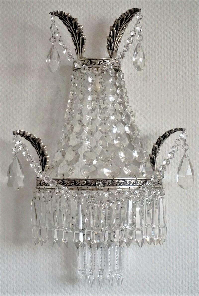 A large pair of Art Deco faceted and cut crystal wall sconces with silvered bronze frame, all crystals hand knotted, France circa 1920-1930. The wall sconces are in very good condition, professionally cleaned and rewired.
Measures: H 23