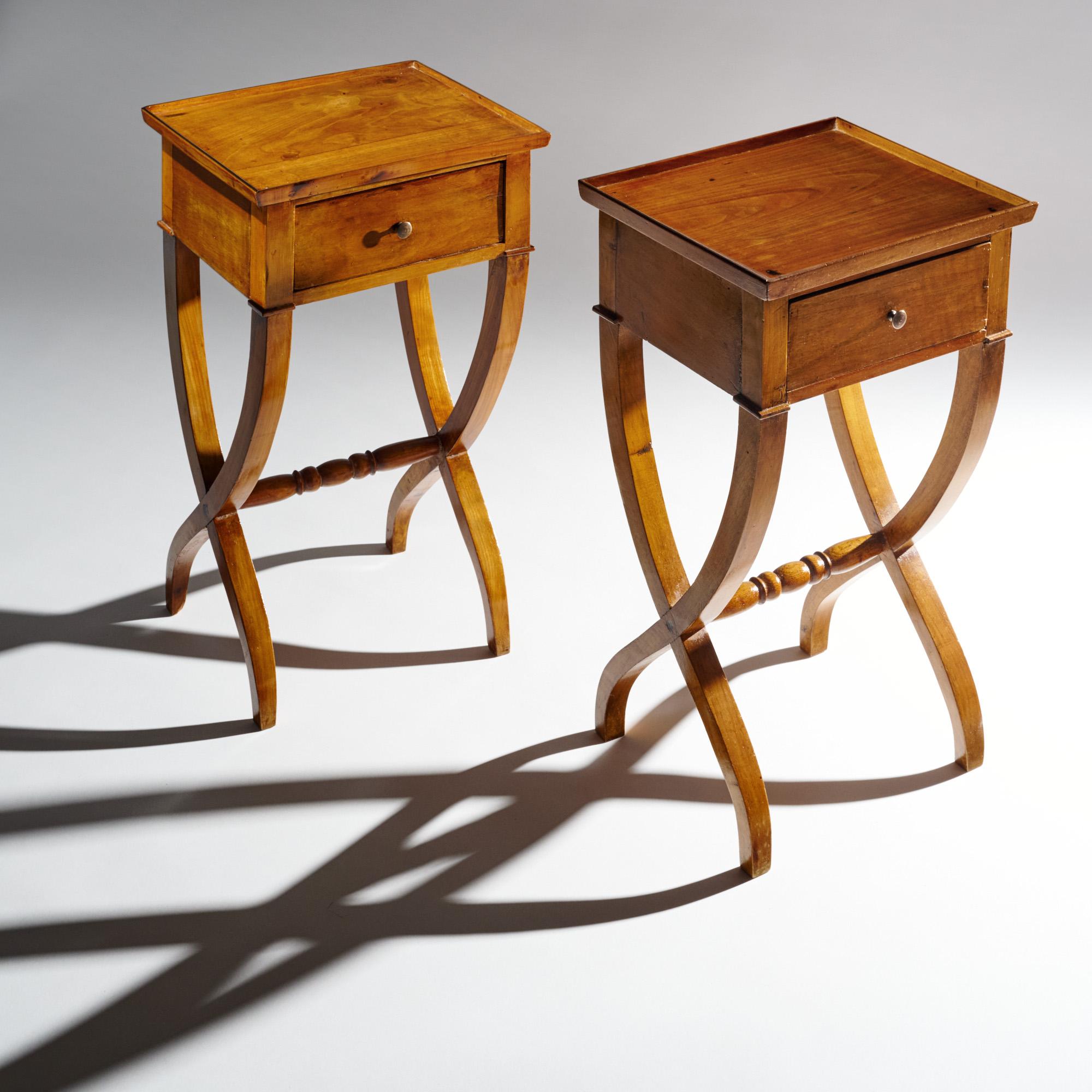 Paire de tables d'appoint Curule Directoire françaises Bon état - En vente à Austin, TX