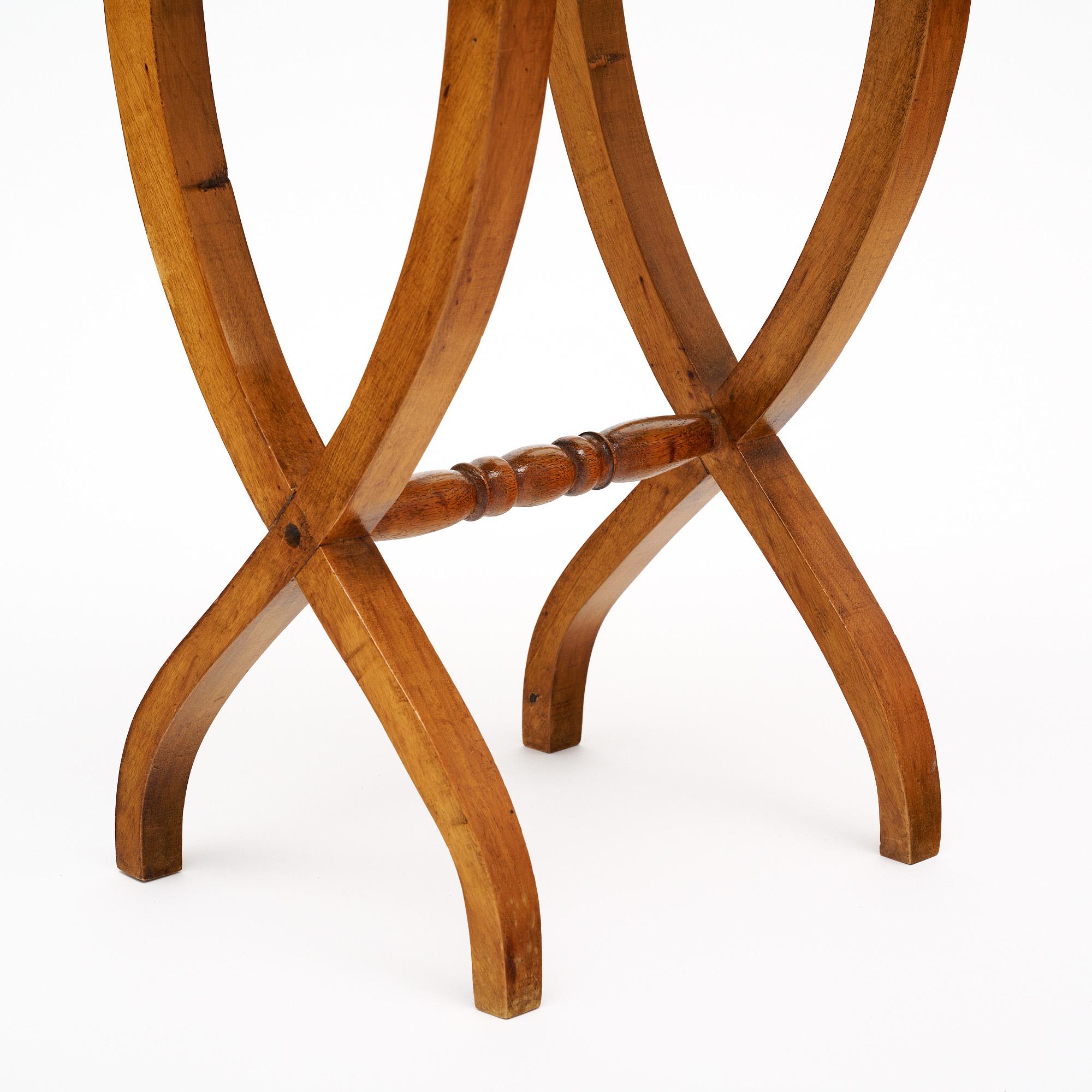 Cerise Paire de tables d'appoint Curule Directoire françaises en vente