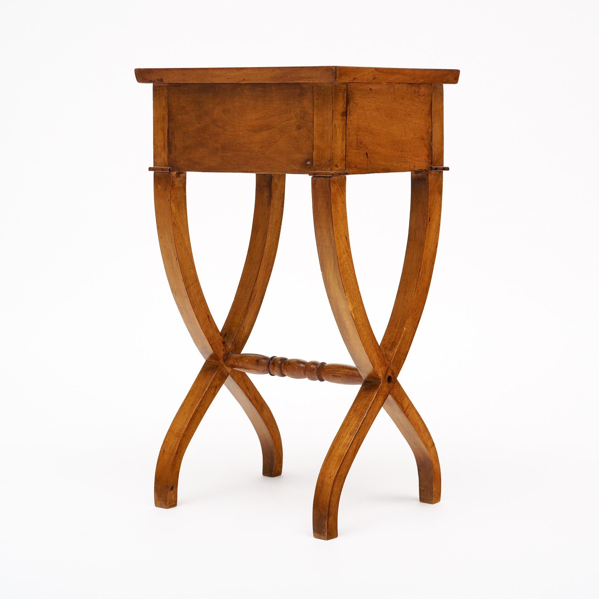 Paire de tables d'appoint Curule Directoire françaises en vente 3