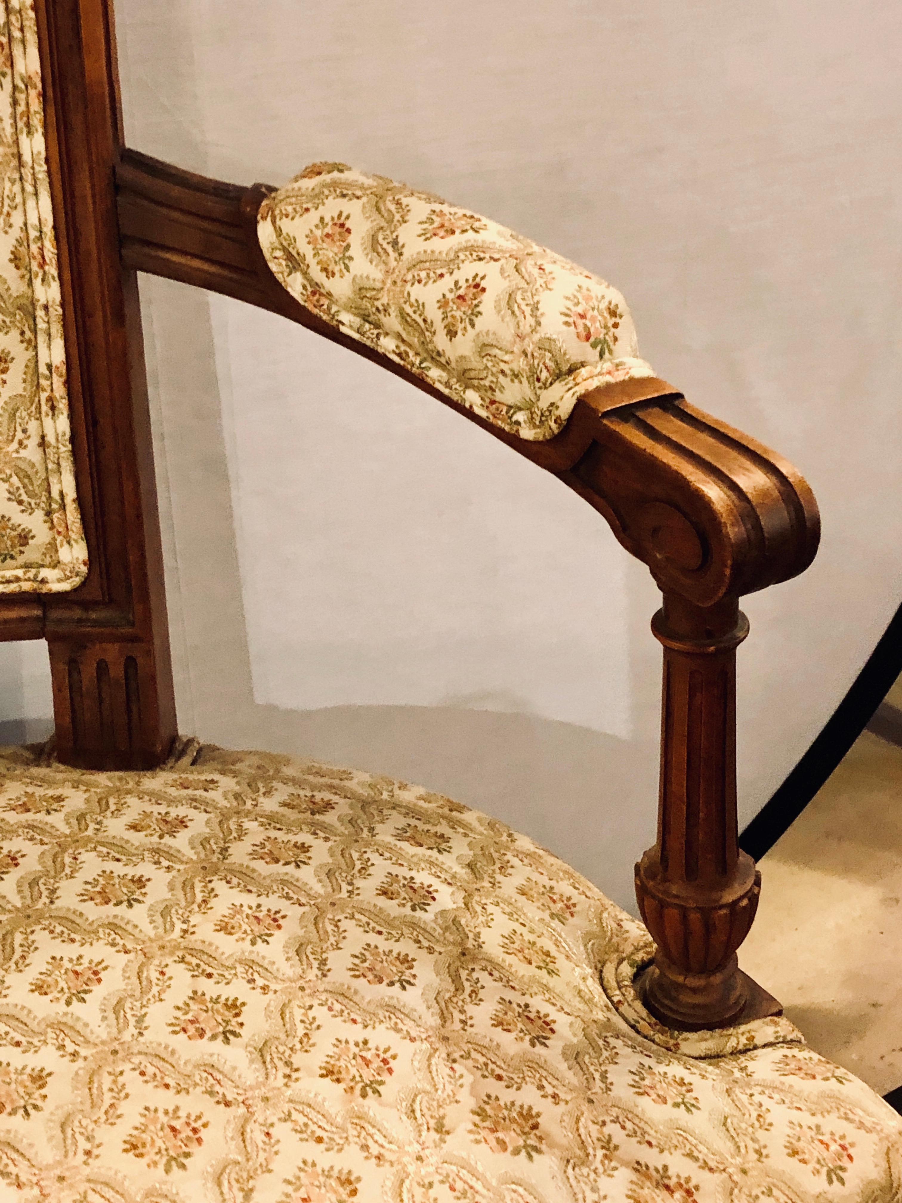 20ième siècle Paire de bergères, fauteuils de bureau ou fauteuils de style Louis XVI sculptés sur mesure français en vente