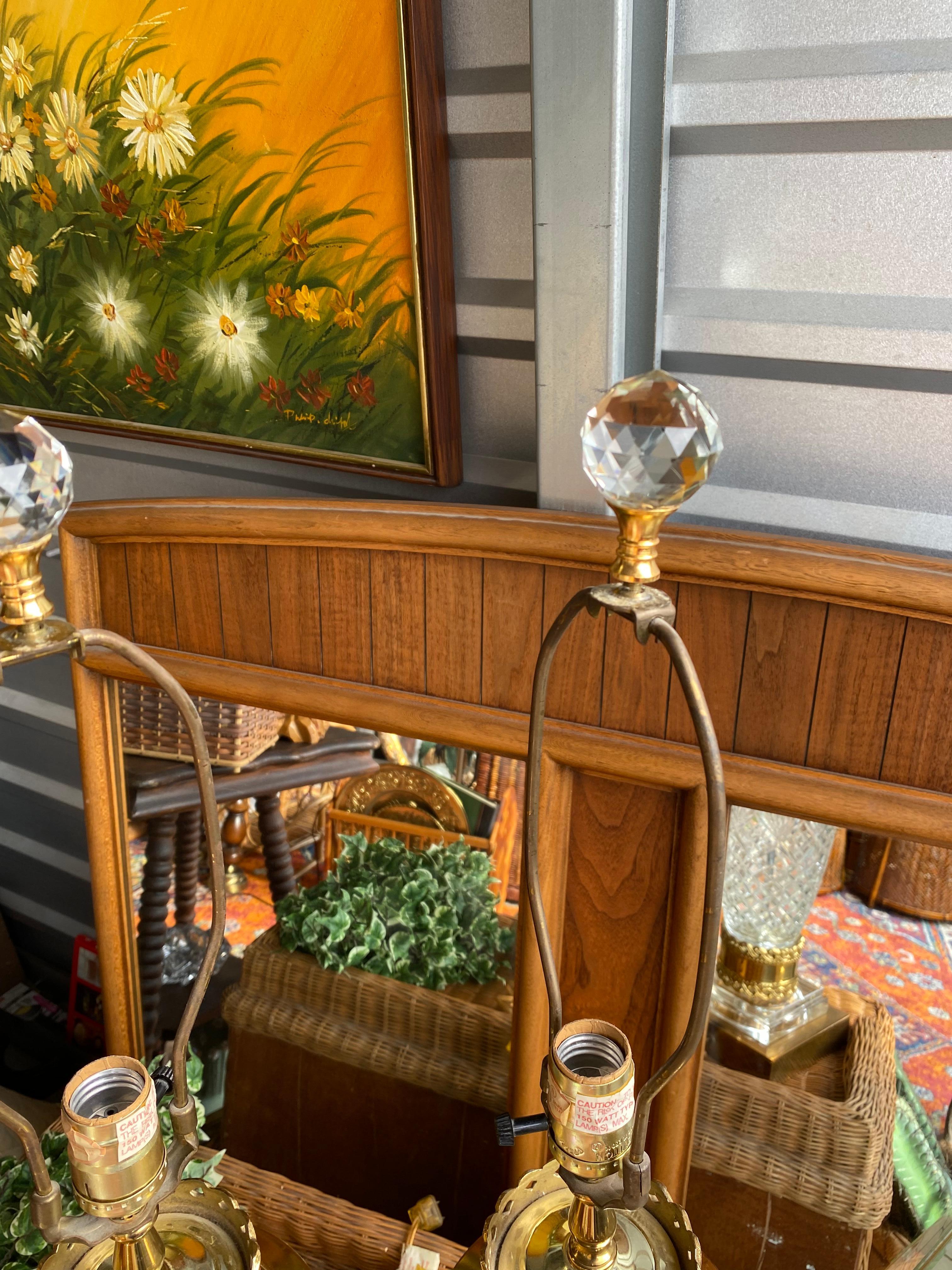 Paire de lampes de bureau françaises en cristal taillé et bronze en vente 7