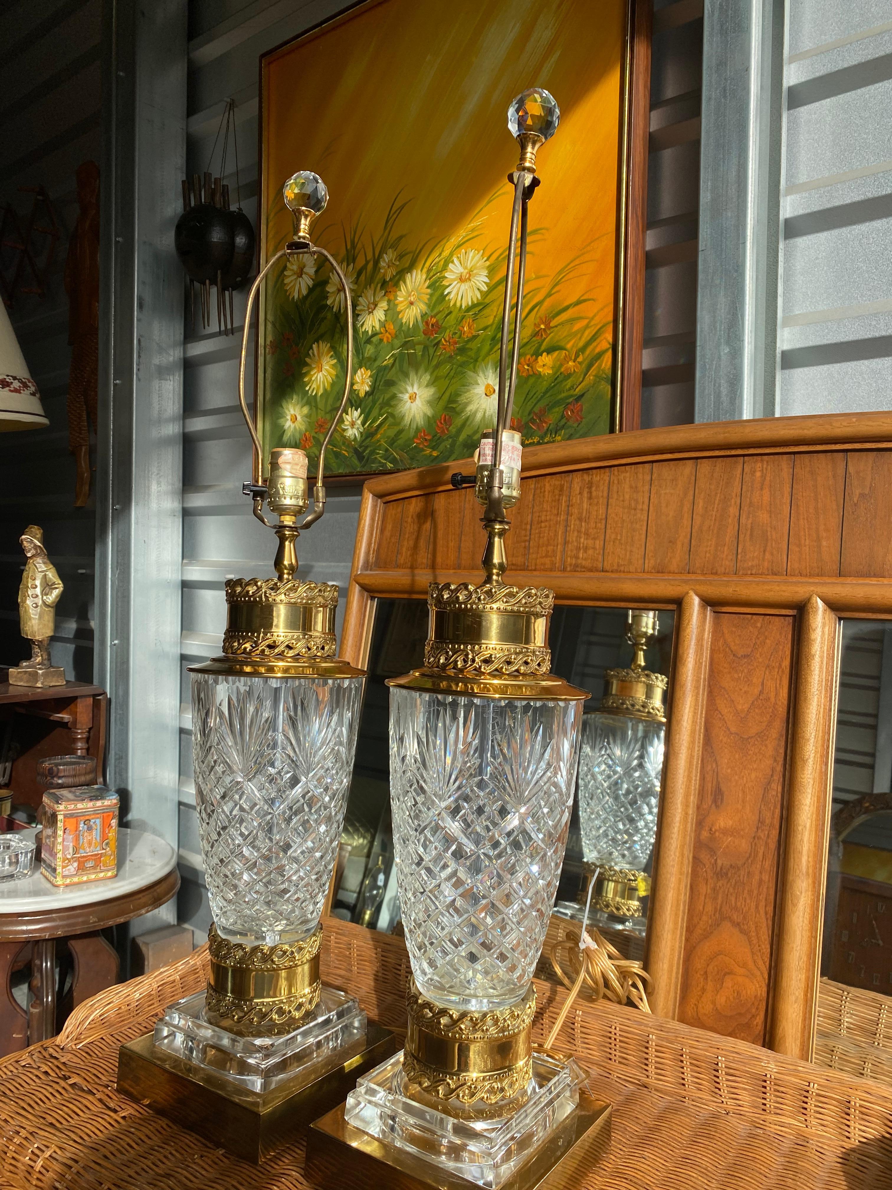 Mid-Century Modern Paire de lampes de bureau françaises en cristal taillé et bronze en vente