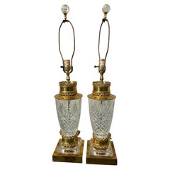 Paar französische Tischlampen aus geschliffenem Kristall und Bronze