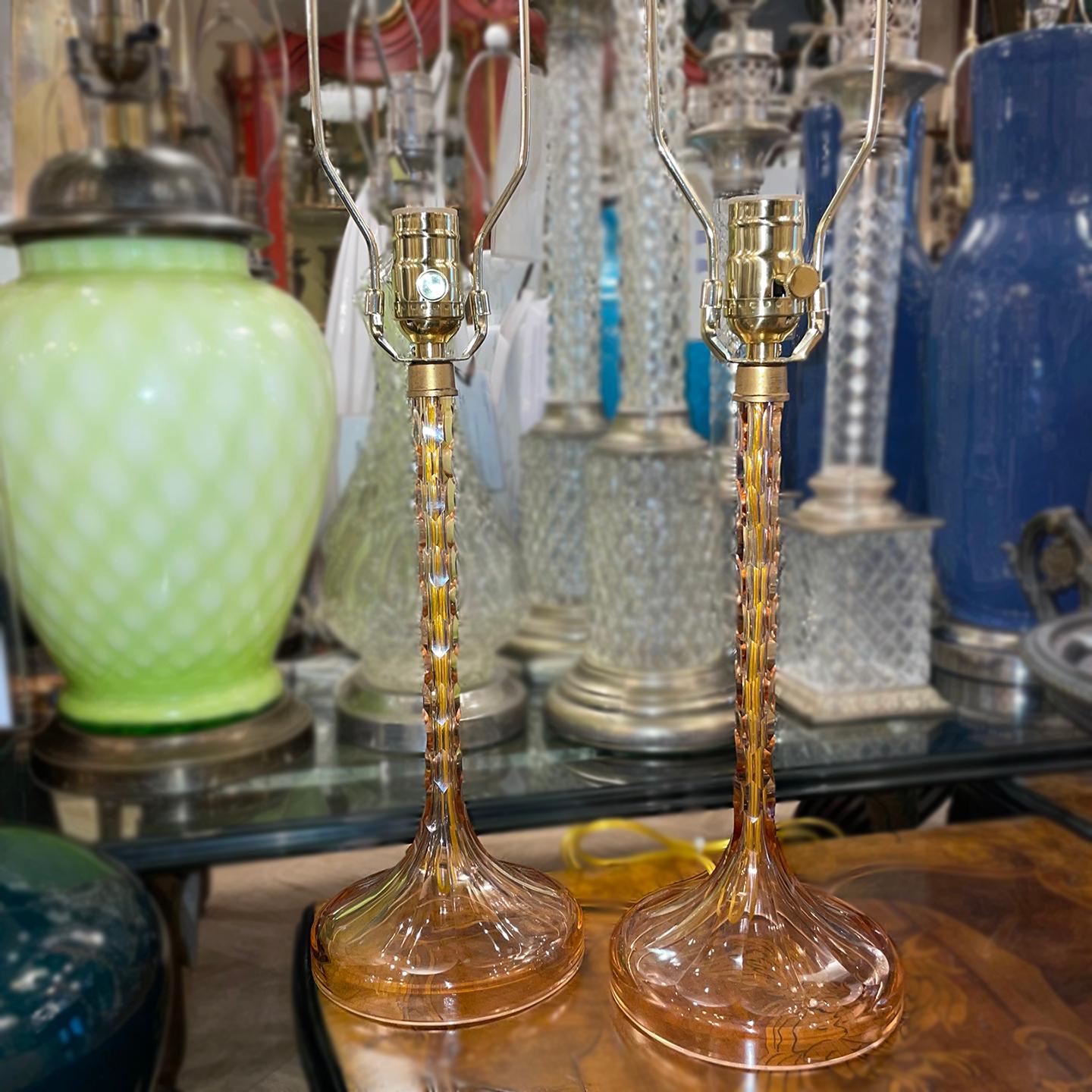 Milieu du XXe siècle Paire de lampes françaises en cristal taillé en vente