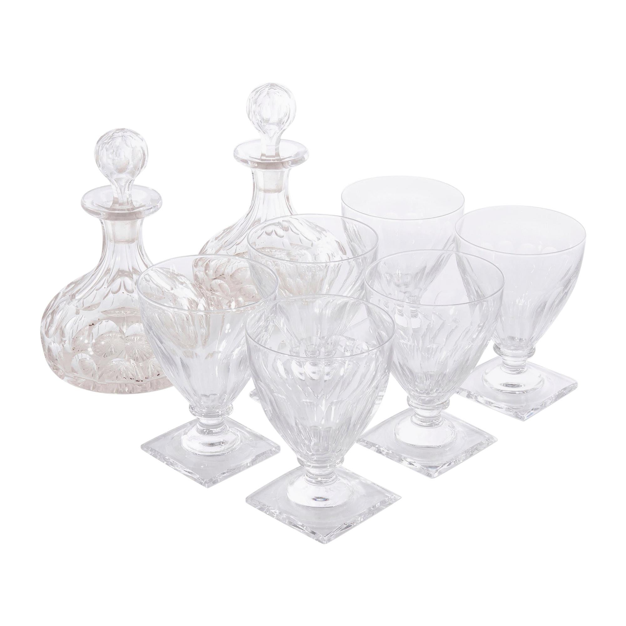 Paire de carafes en verre taillé français avec six verres