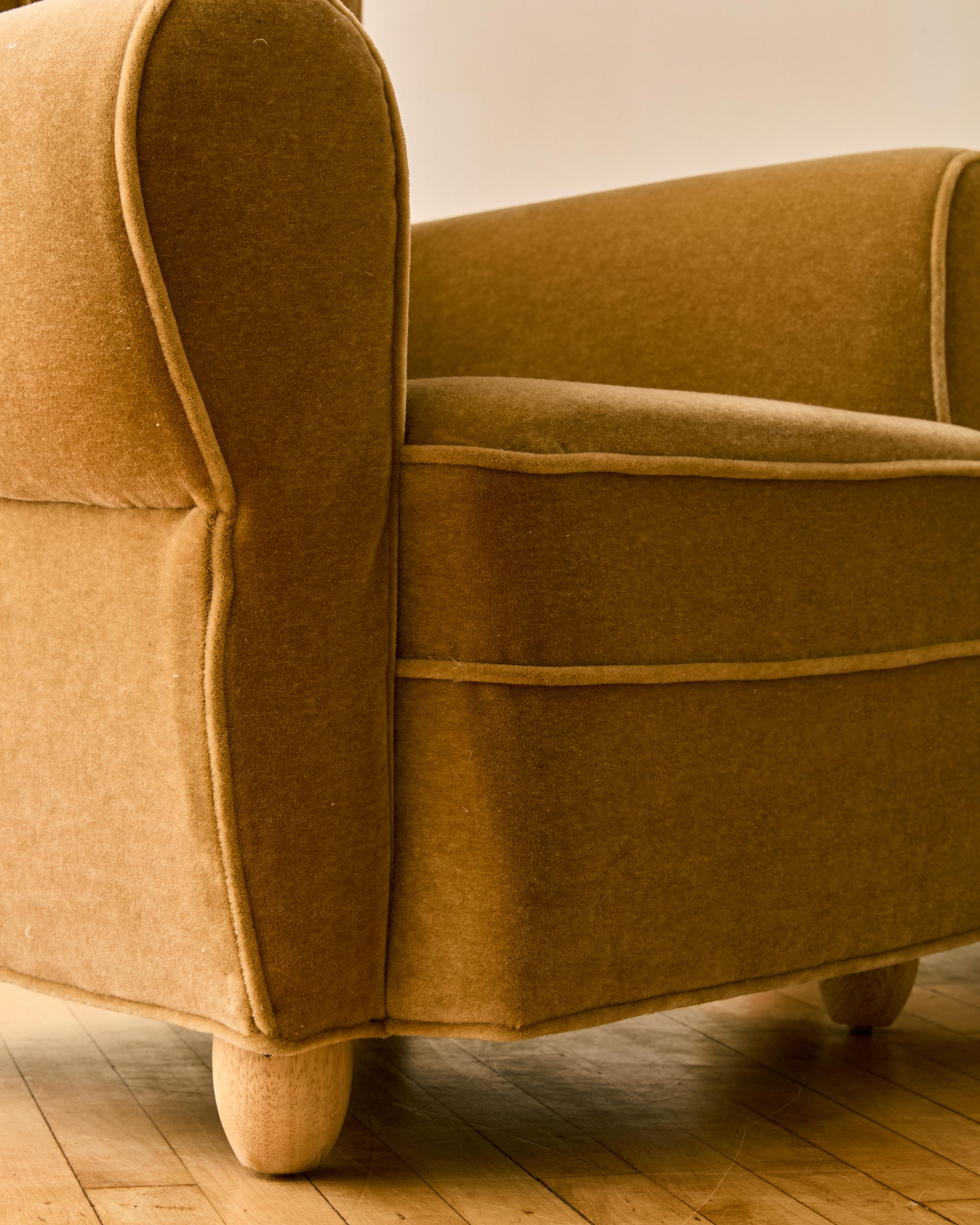 Paire de fauteuils d'ébéniste français déco en mohair doré en vente 4