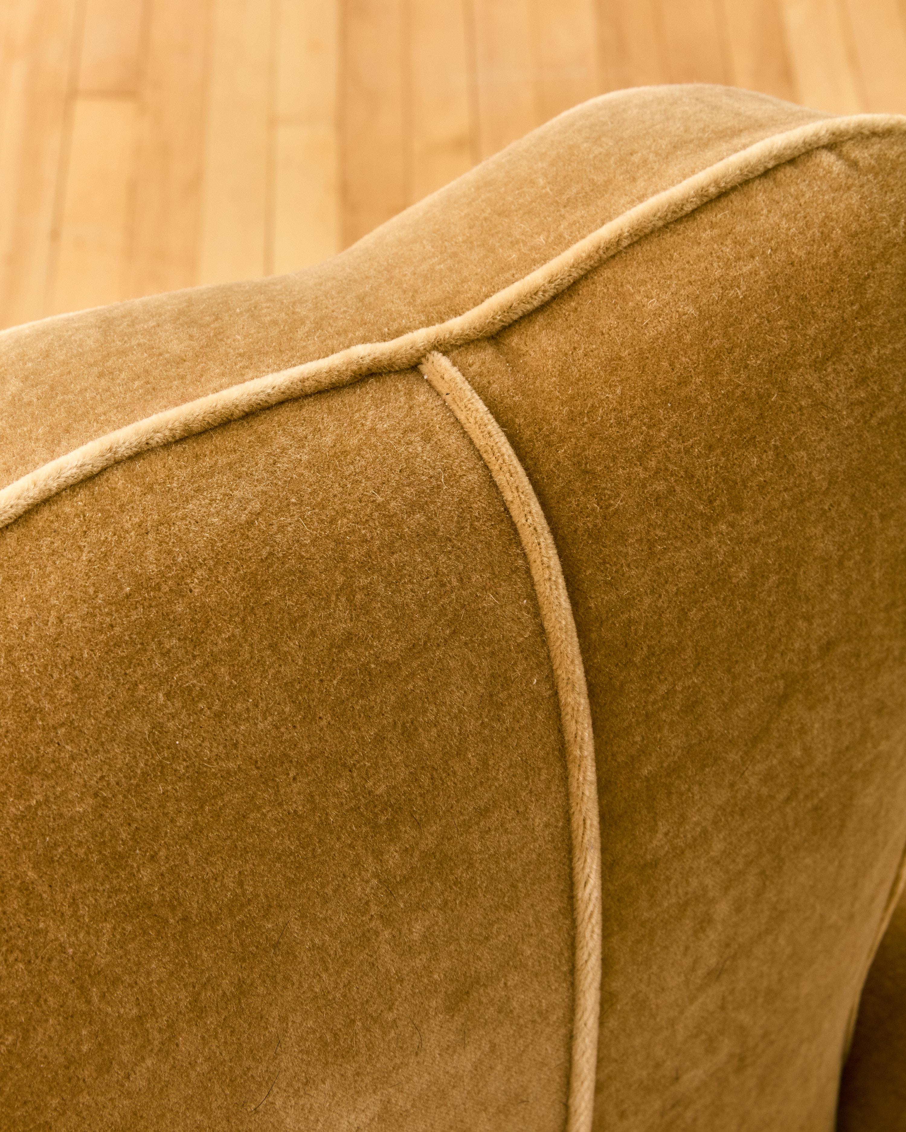 Paire de fauteuils d'ébéniste français déco en mohair doré en vente 5