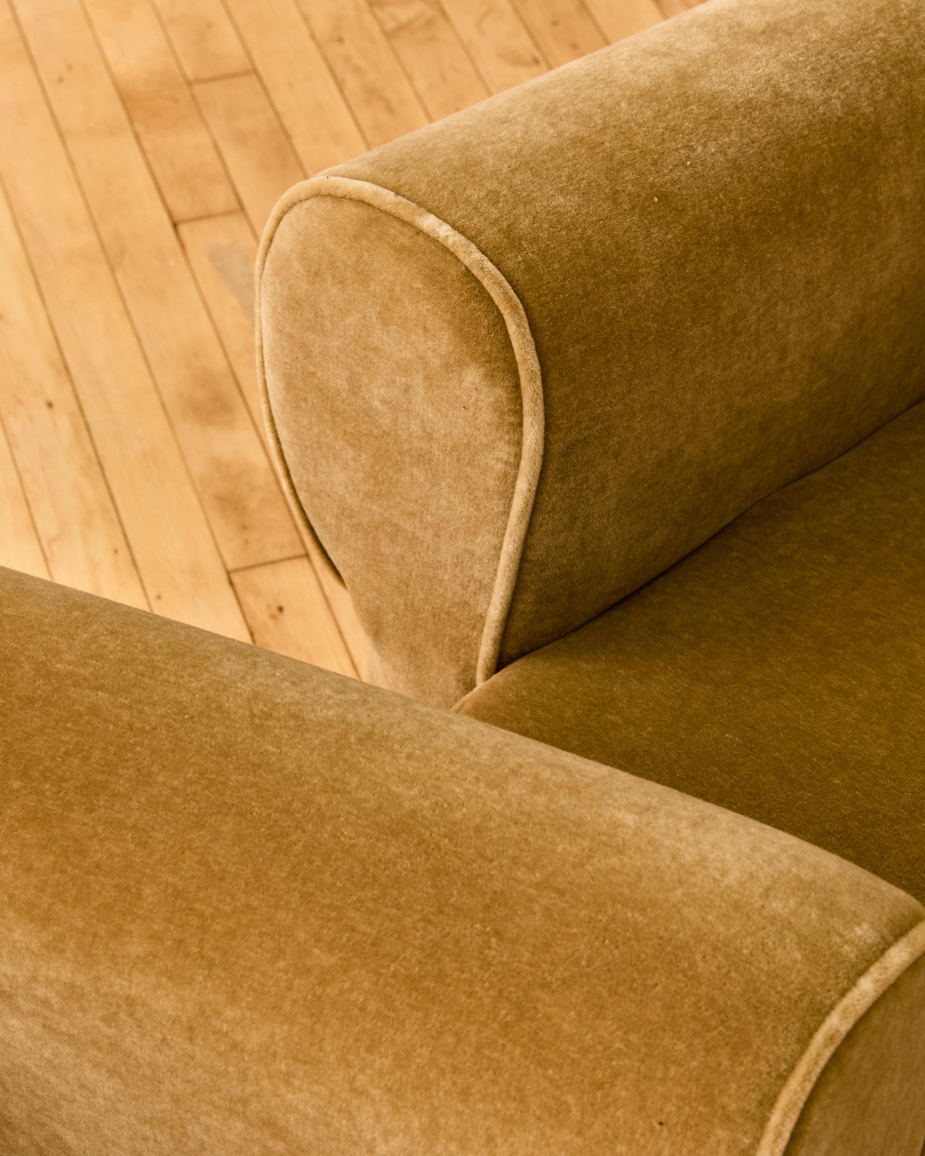 Paire de fauteuils d'ébéniste français déco en mohair doré en vente 6