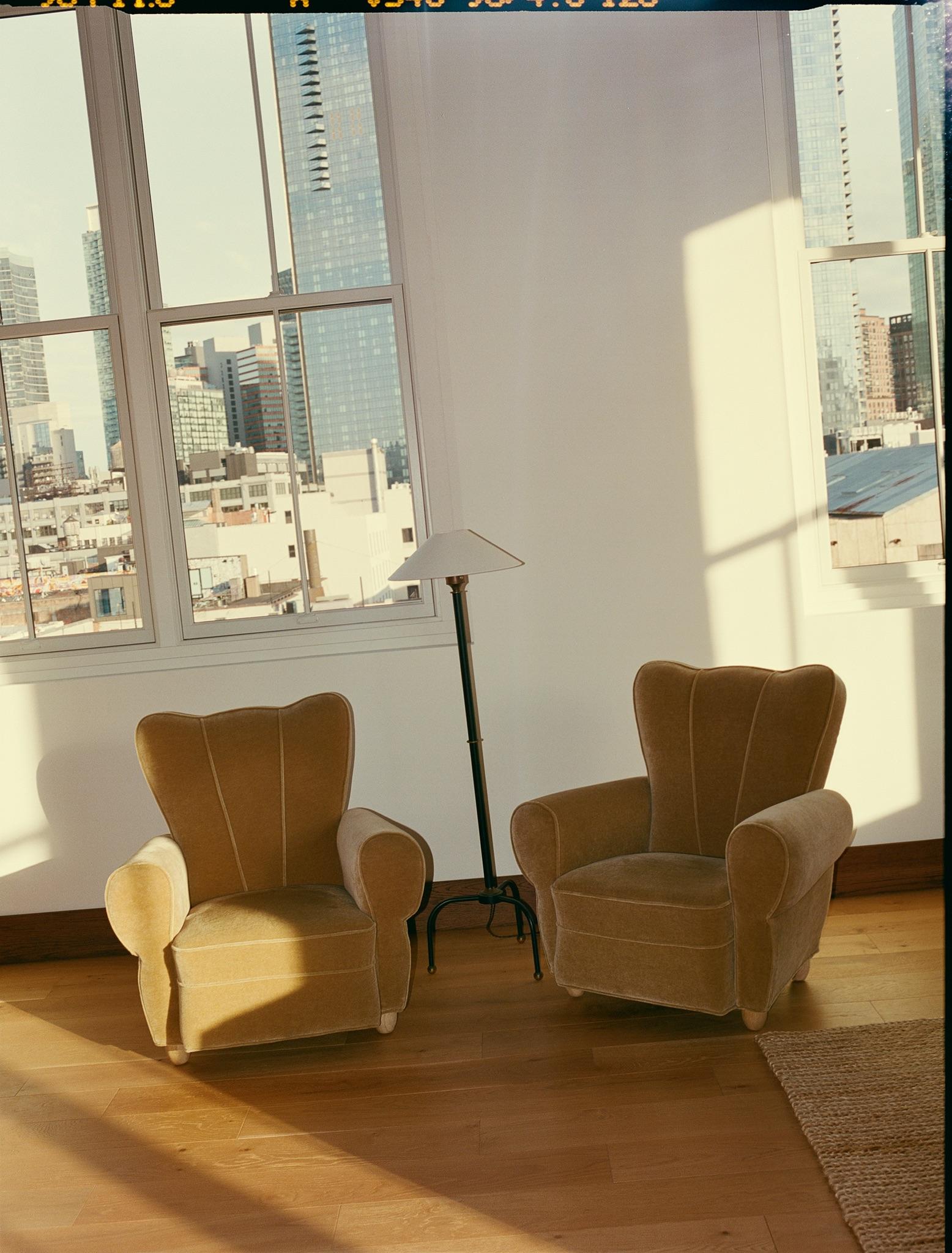 Paire de fauteuils d'ébéniste français déco en mohair doré en vente 7