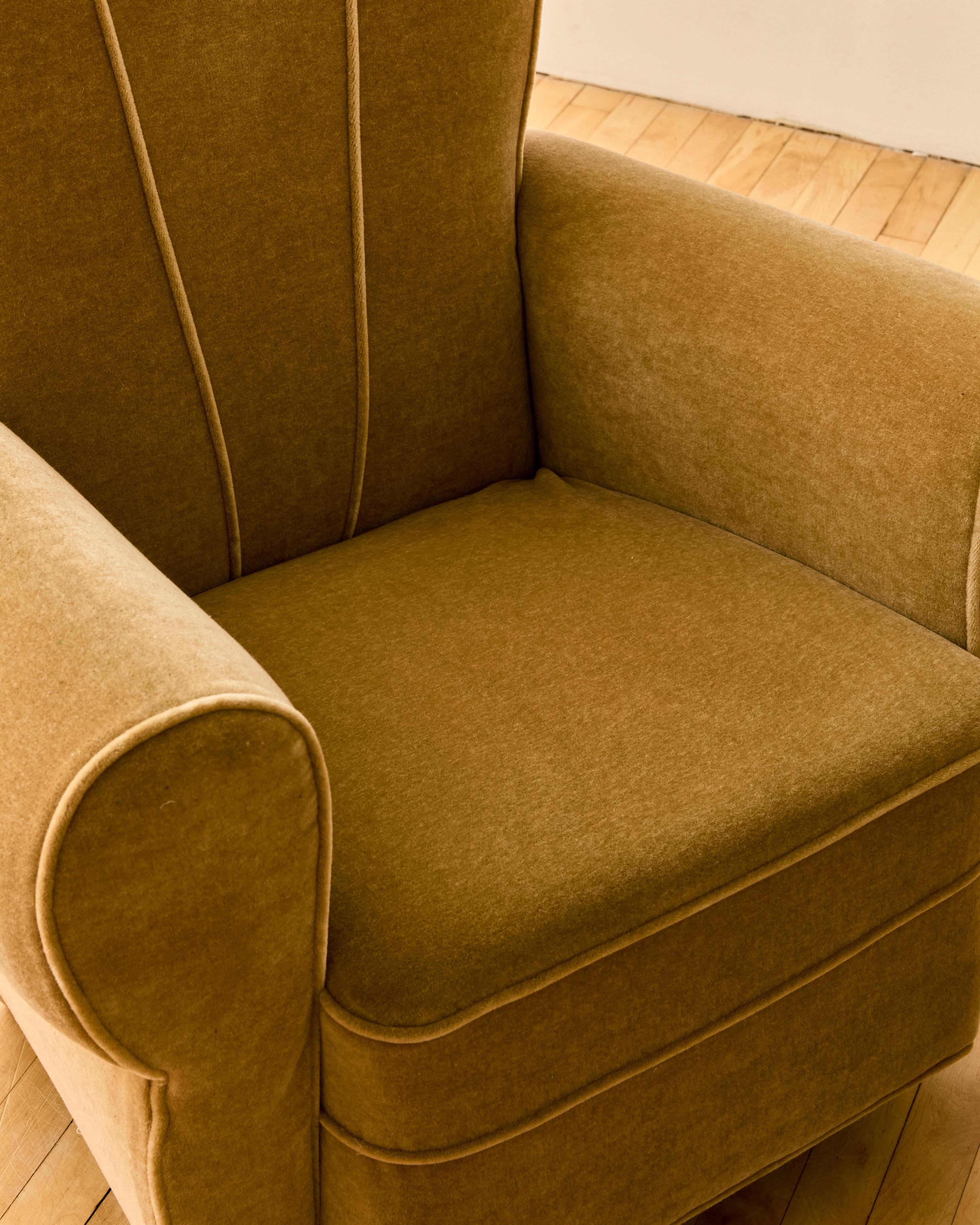 Paire de fauteuils d'ébéniste français déco en mohair doré en vente 1