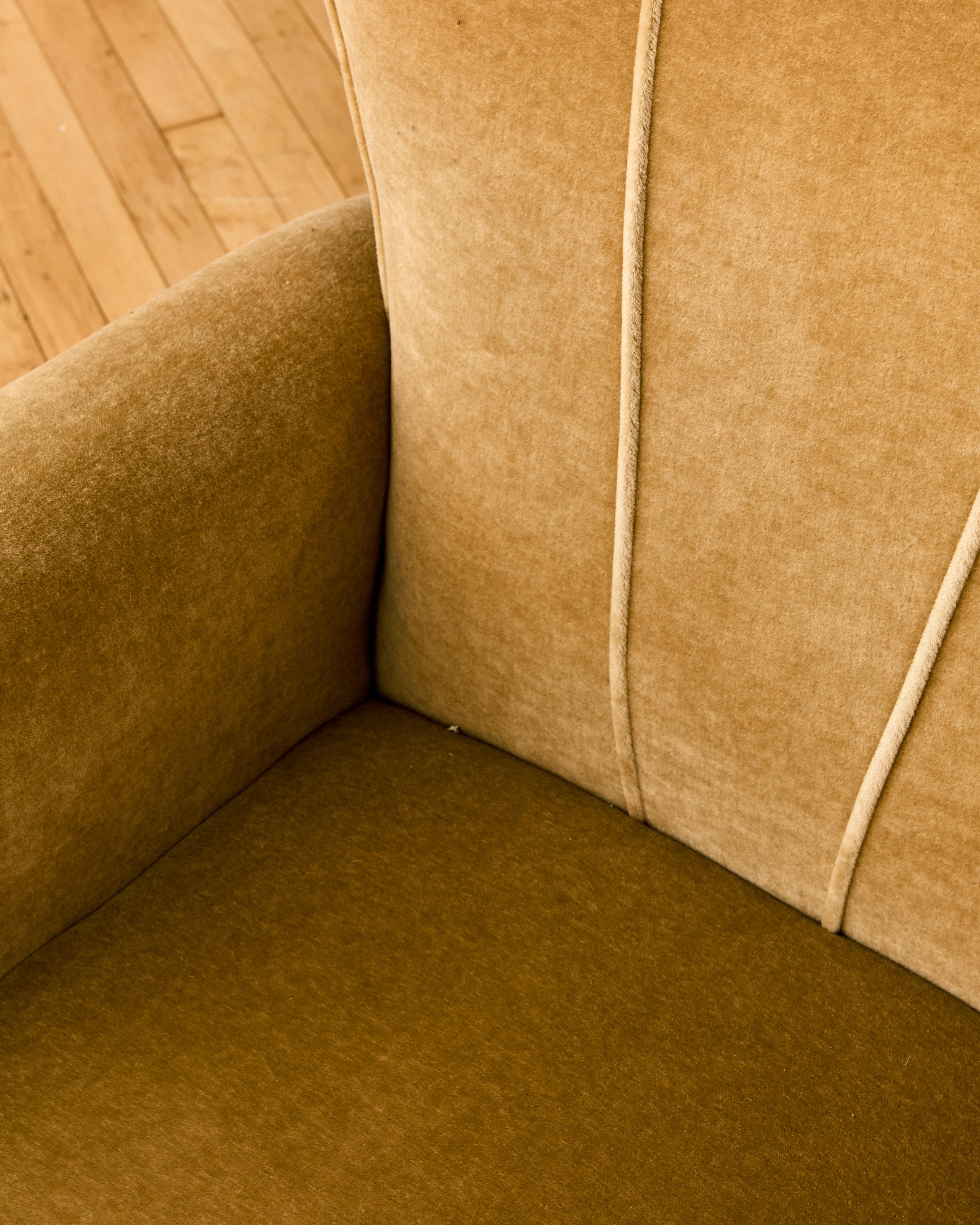 Paire de fauteuils d'ébéniste français déco en mohair doré en vente 2