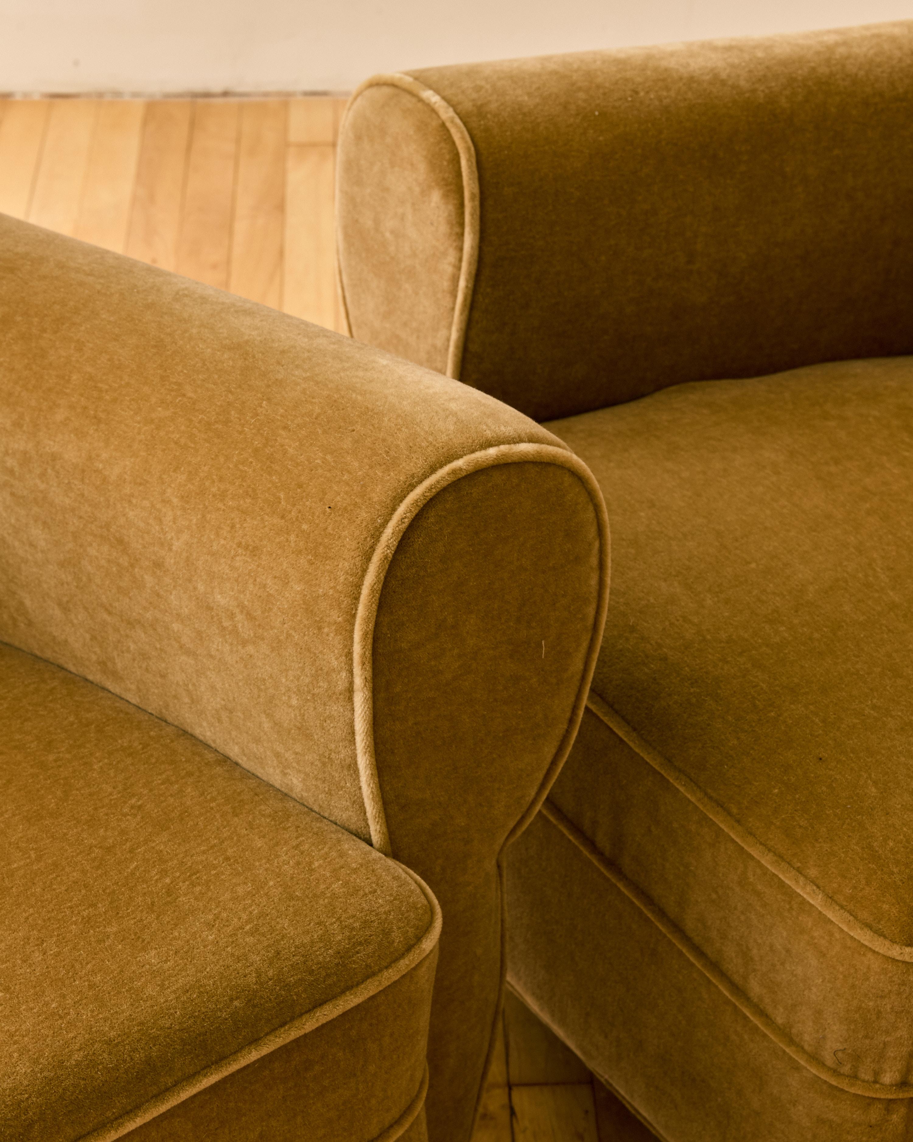 Paire de fauteuils d'ébéniste français déco en mohair doré en vente 3