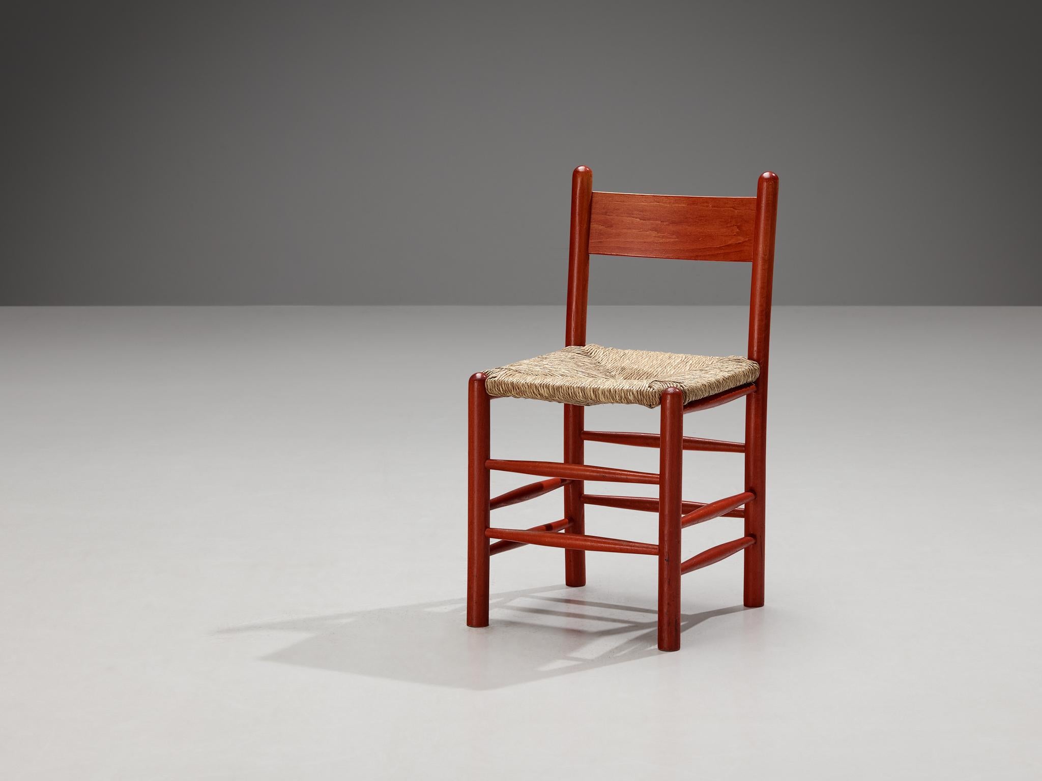 Paire de chaises de salle à manger françaises avec cadre en bois rouge et sièges en paille  Bon état - En vente à Waalwijk, NL