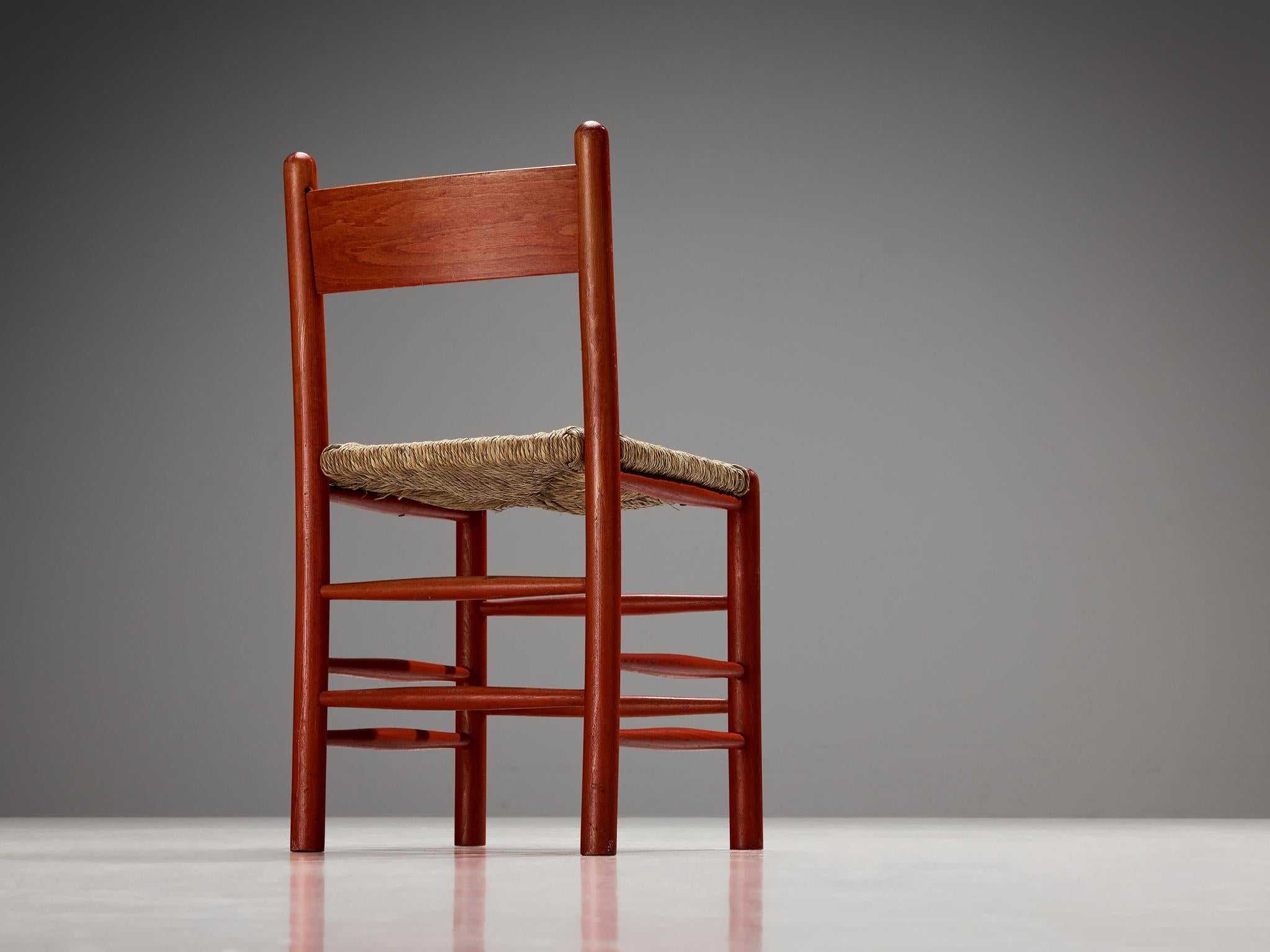 Milieu du XXe siècle Paire de chaises de salle à manger françaises avec cadre en bois rouge et sièges en paille  en vente