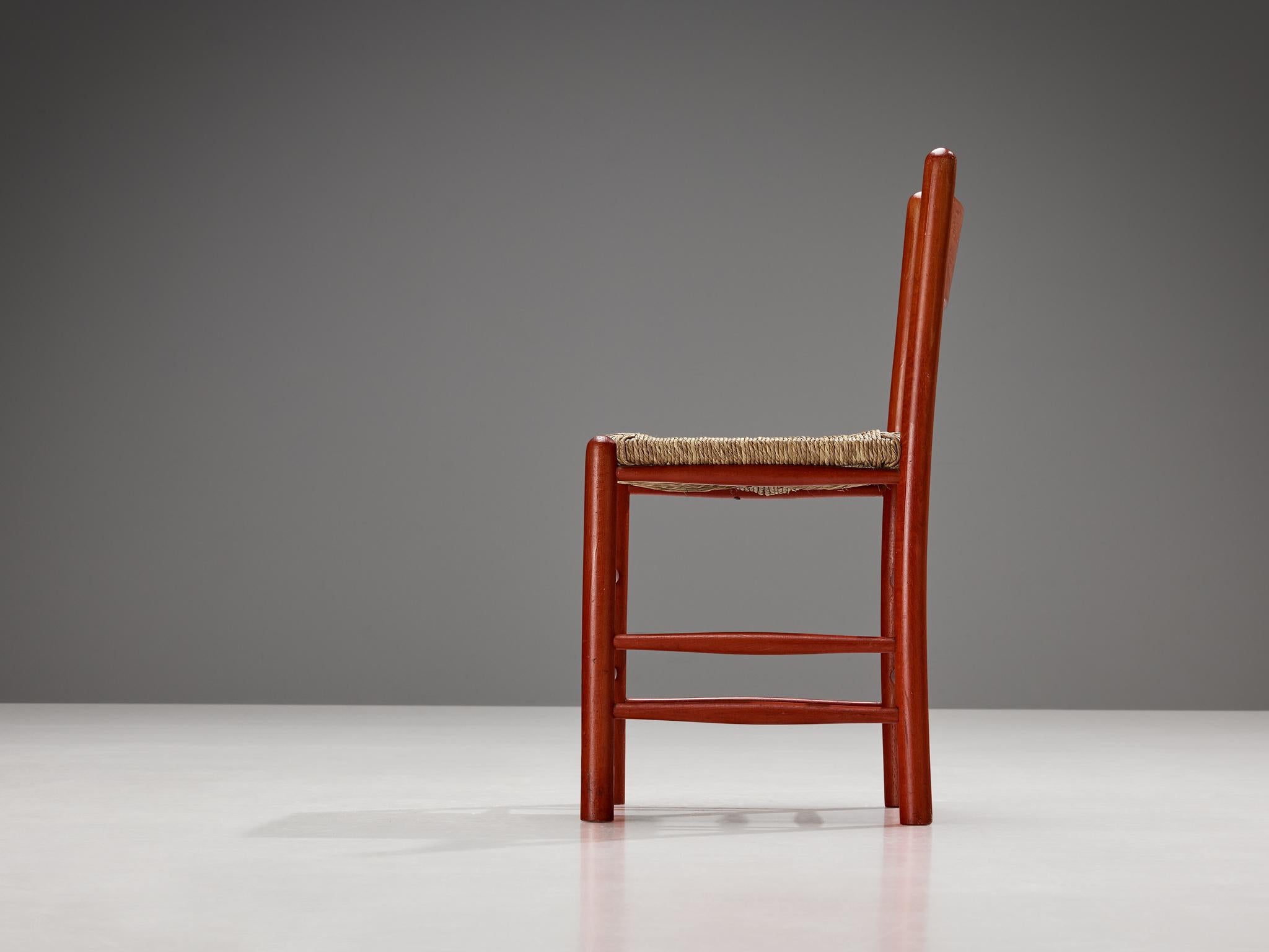 Paille Paire de chaises de salle à manger françaises avec cadre en bois rouge et sièges en paille  en vente