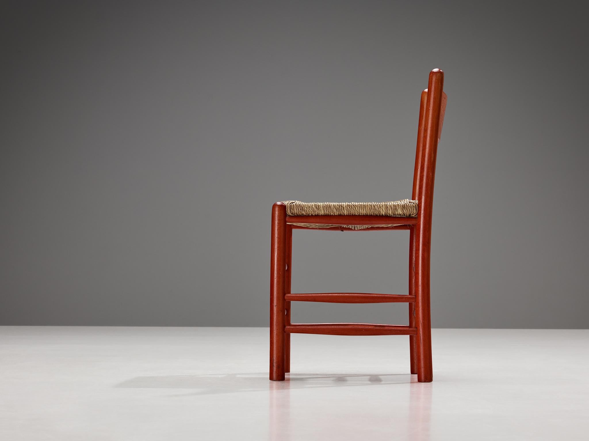 Paille Paire de chaises de salle à manger françaises avec cadre en bois rouge et sièges en paille en vente