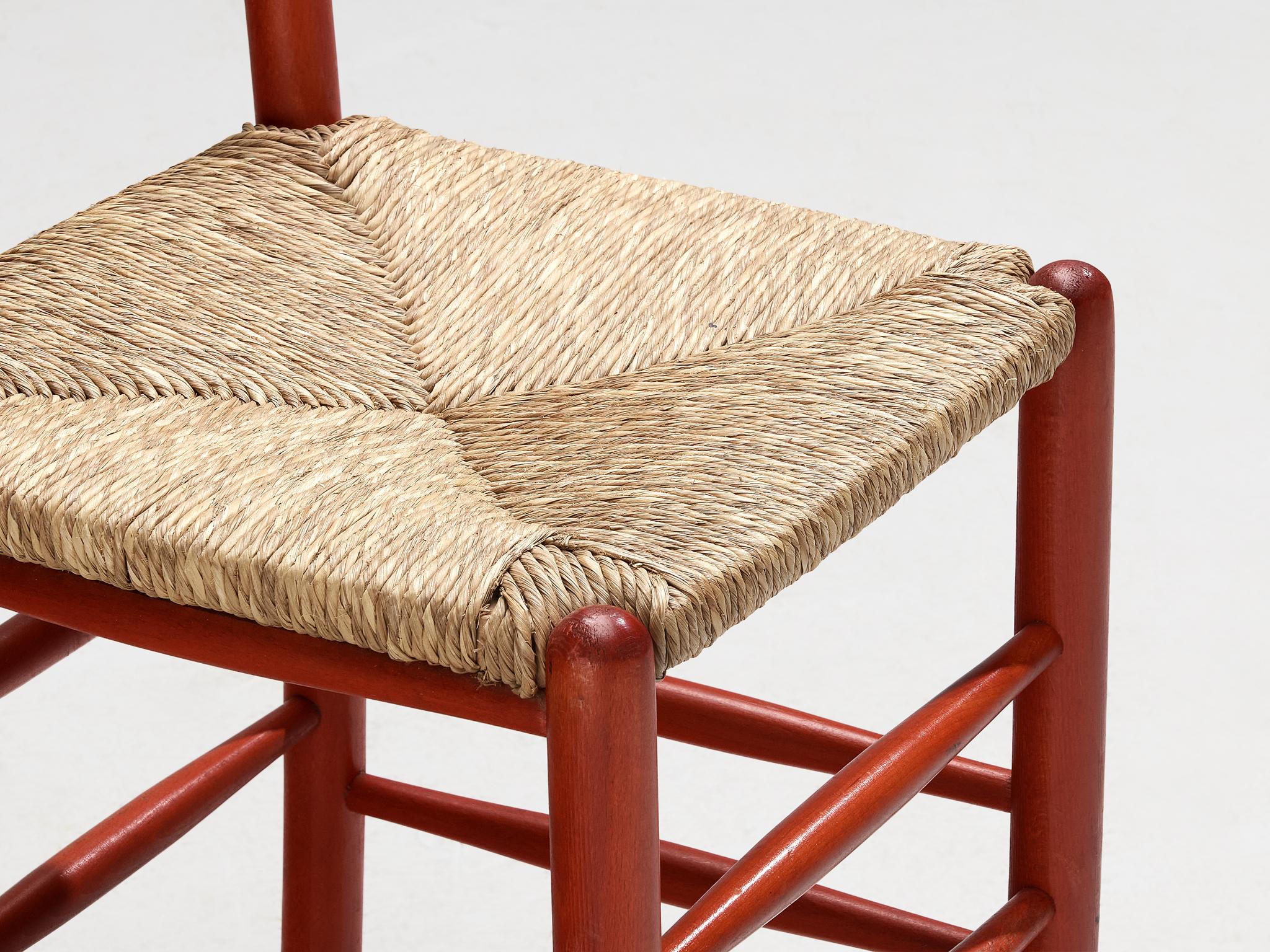 Paire de chaises de salle à manger françaises avec cadre en bois rouge et sièges en paille en vente 1