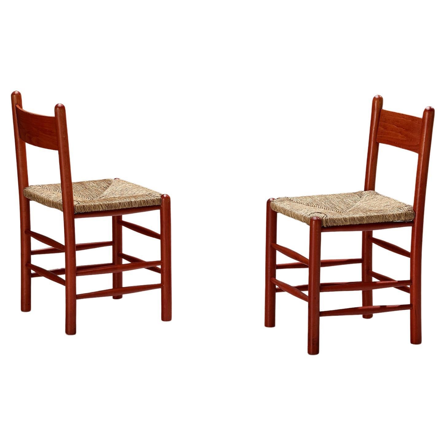 Paar französische Esszimmerstühle mit rotem Holzgestell und Strohsitzen  im Angebot