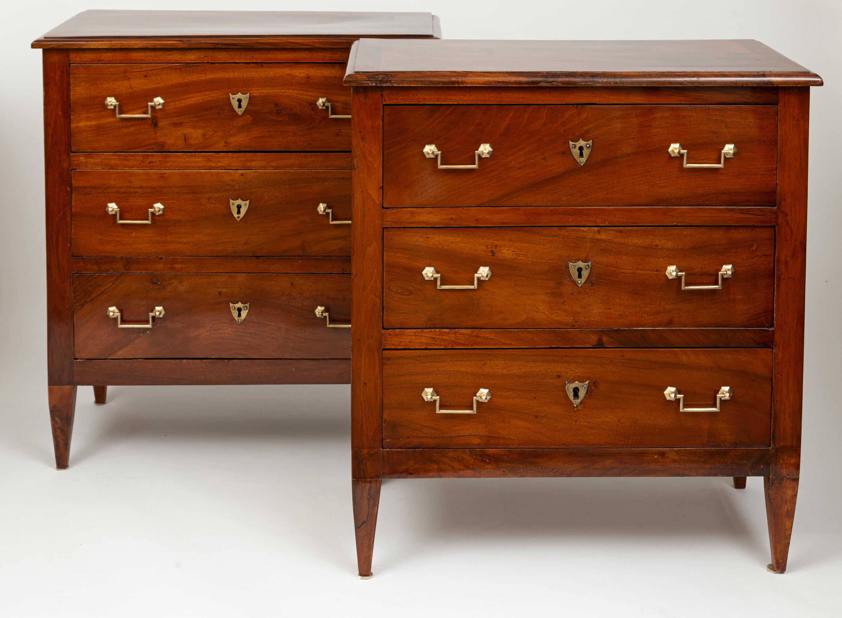 Une belle paire de commodes Directoire en noyer massif et comprenant trois tiroirs avec poignées angulaires en laiton et écussons en forme de bouclier, finissant sur des pieds droits, carrés et fuselés.
Datation : 1810ca
Origine : France
Condit :