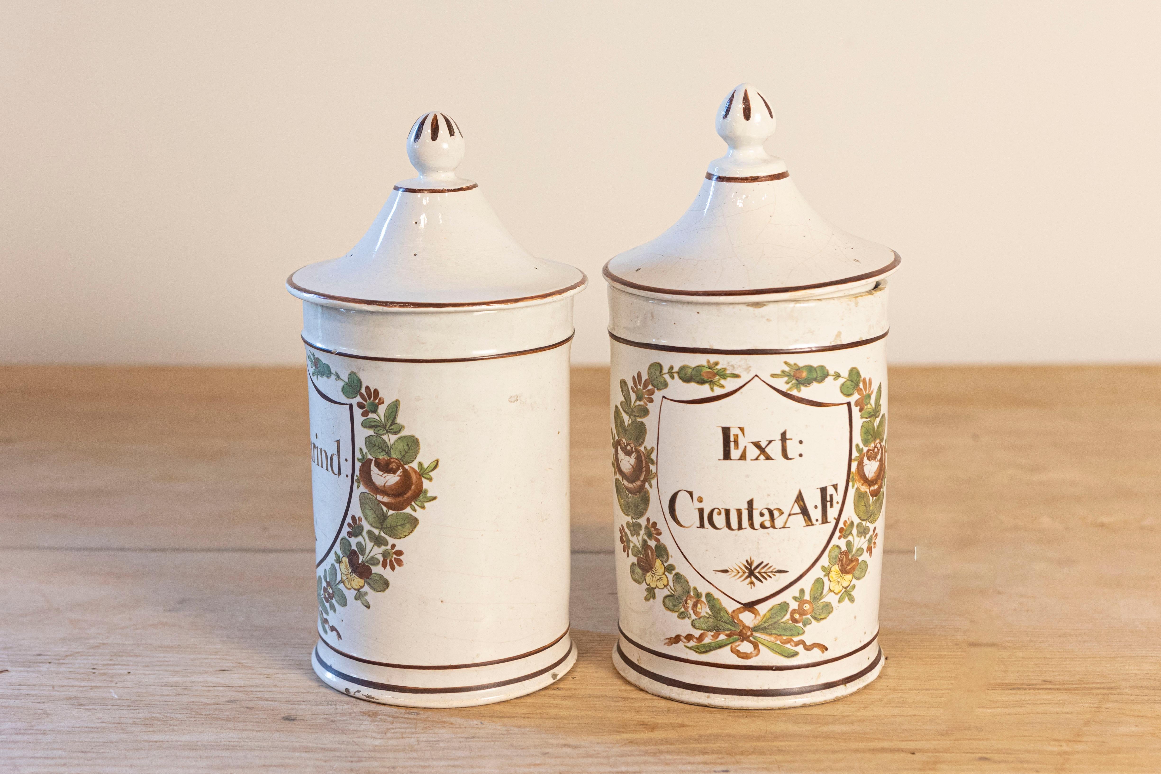 Paire de pots d'apothicaire à couvercle du Directoire français de la fin du 18e siècle avec étiquettes Bon état - En vente à Atlanta, GA