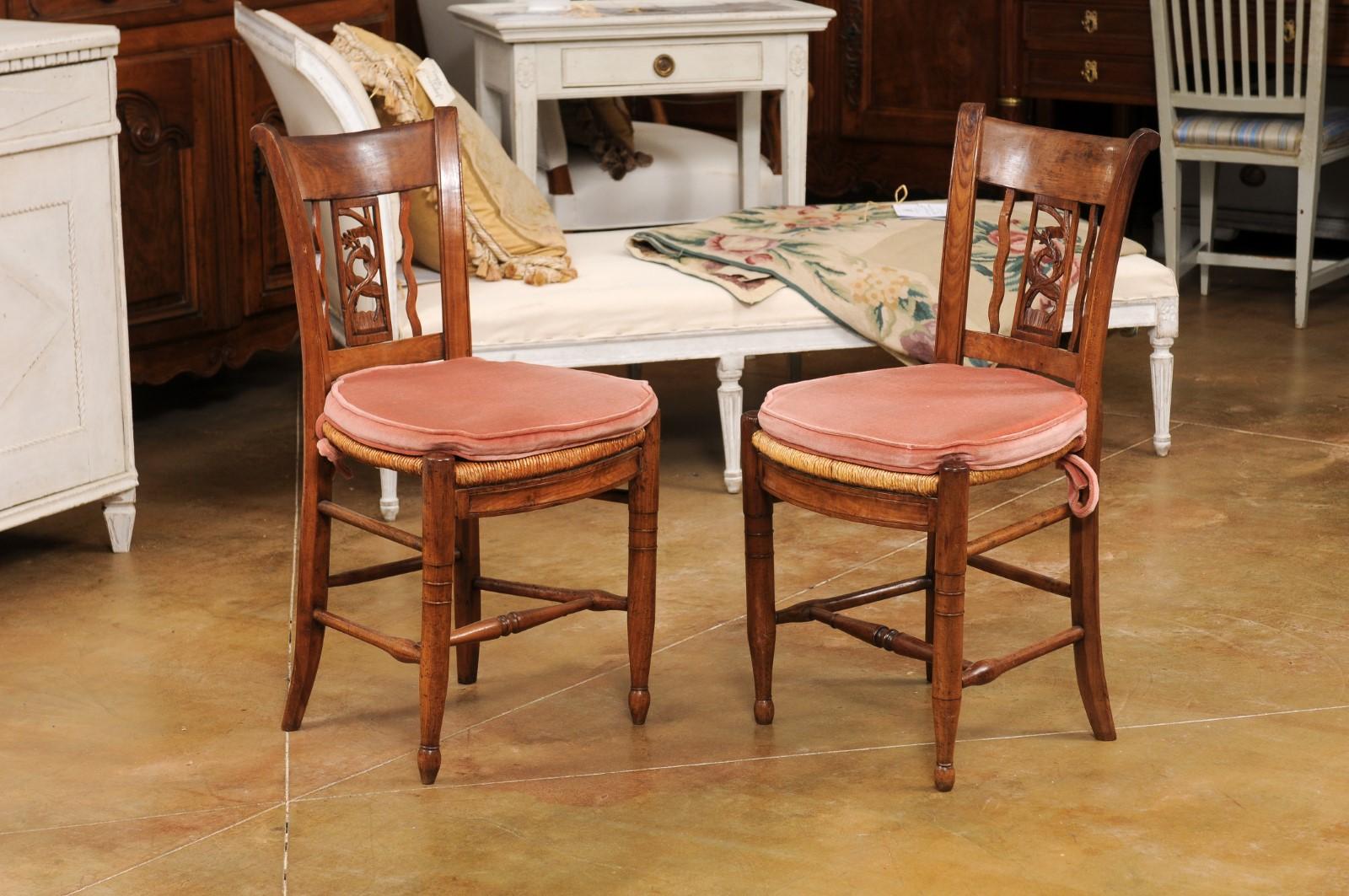Paire de chaises d'appoint en noyer d'époque Directoire avec cerfs sculptés 1