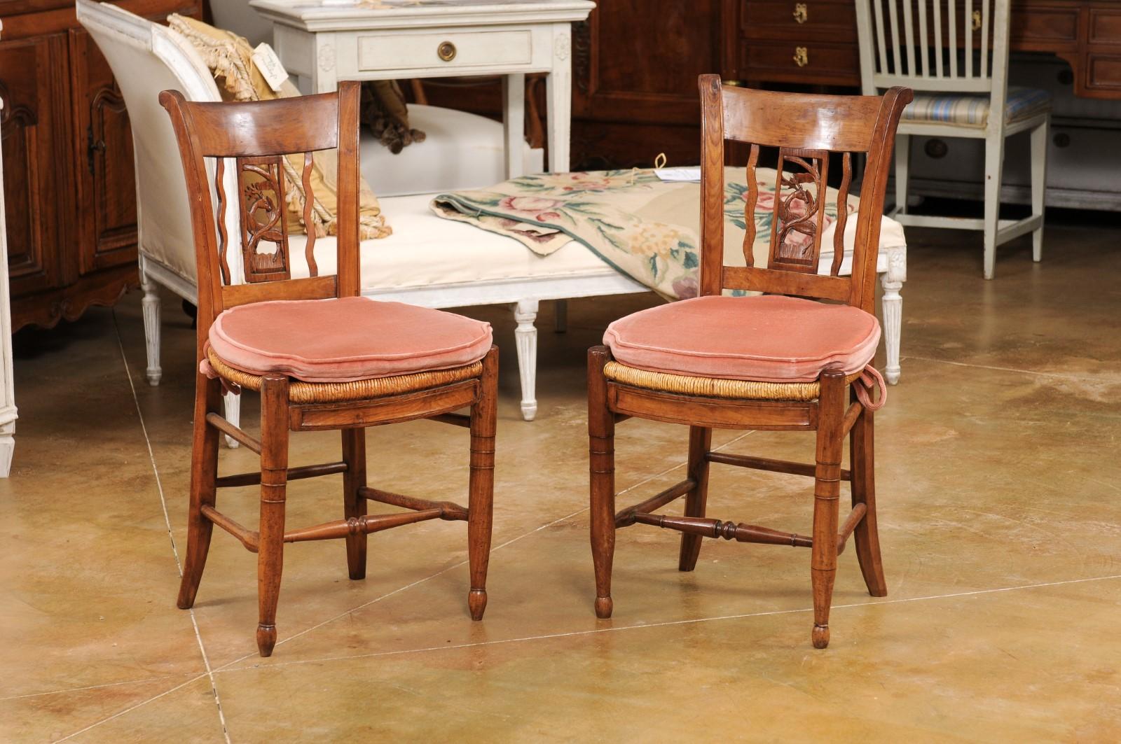 Paire de chaises d'appoint en noyer d'époque Directoire avec cerfs sculptés 2