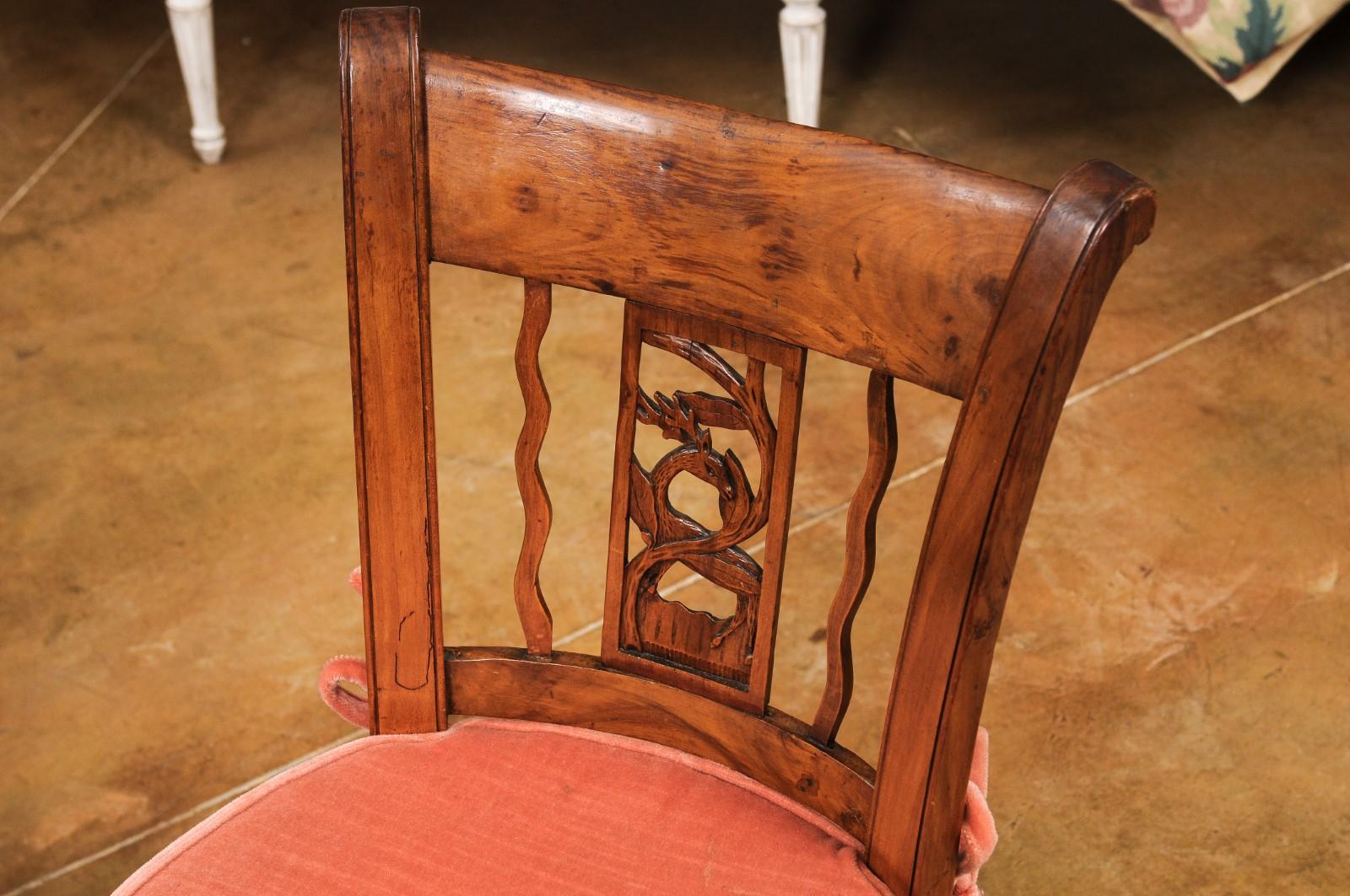 Ein Paar französischer Beistellstühle aus Nussbaum im Directoire-Stil aus dem frühen 19. Jahrhundert, mit ausladenden Rückenlehnen, geschnitzten Hirschleisten, Binsensitzen und kleinen Kissen. Wir haben derzeit drei Paare zur Verfügung, Preis und
