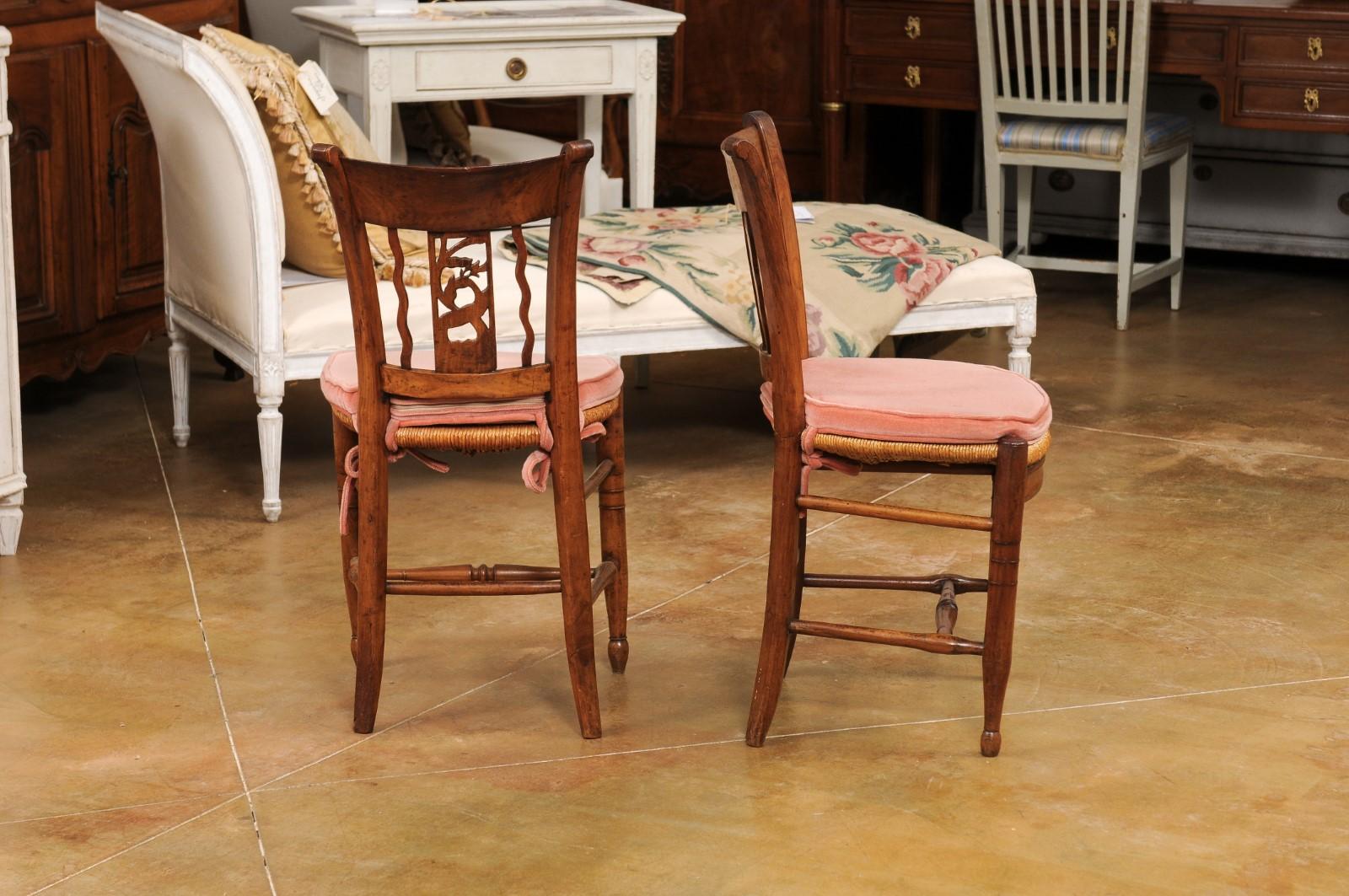 Sculpté Paire de chaises d'appoint en noyer d'époque Directoire avec cerfs sculptés
