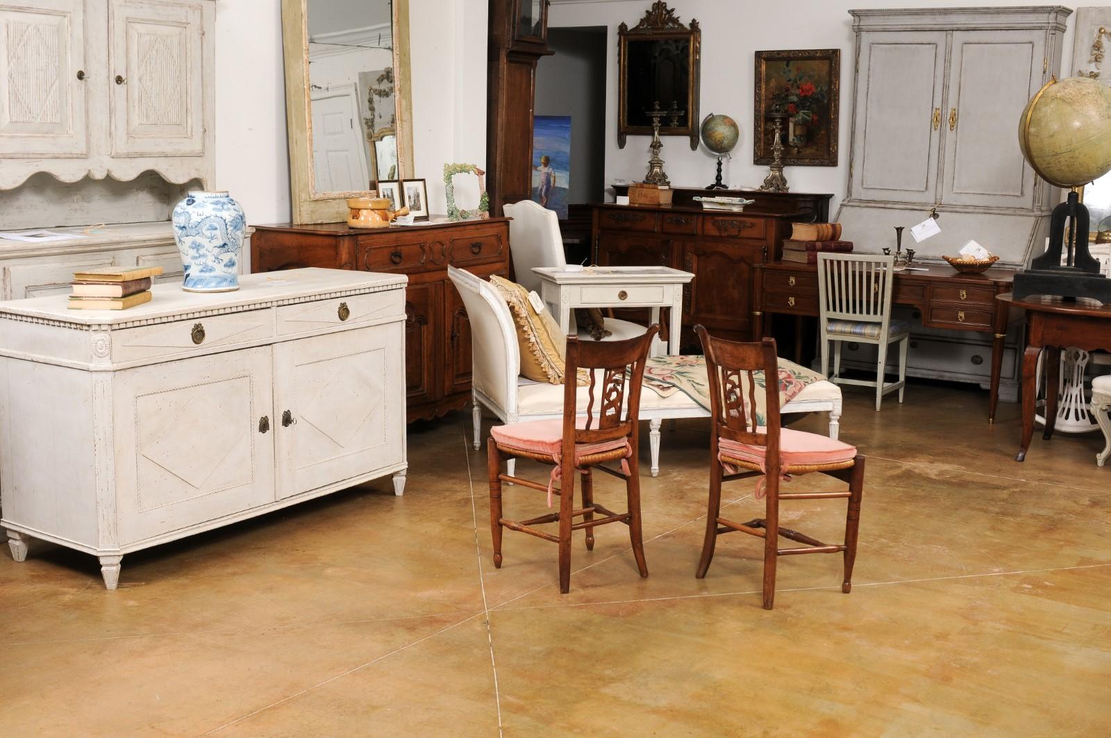 Paire de chaises d'appoint en noyer d'époque Directoire avec cerfs sculptés Bon état à Atlanta, GA