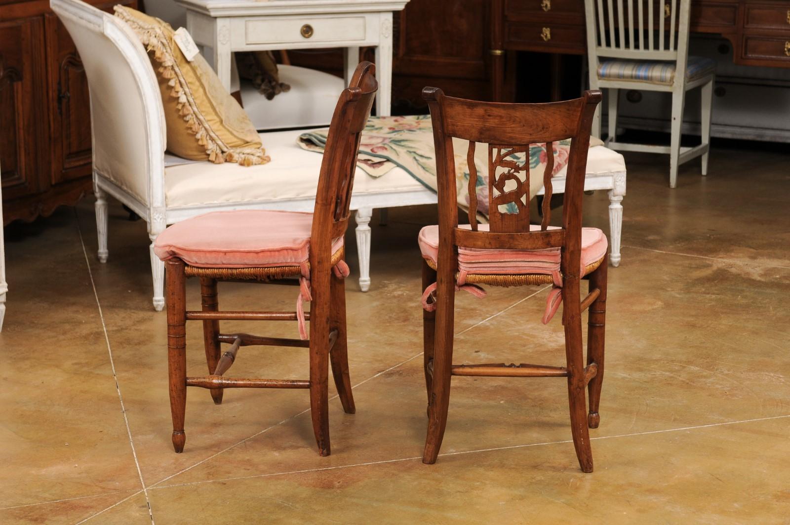 XIXe siècle Paire de chaises d'appoint en noyer d'époque Directoire avec cerfs sculptés