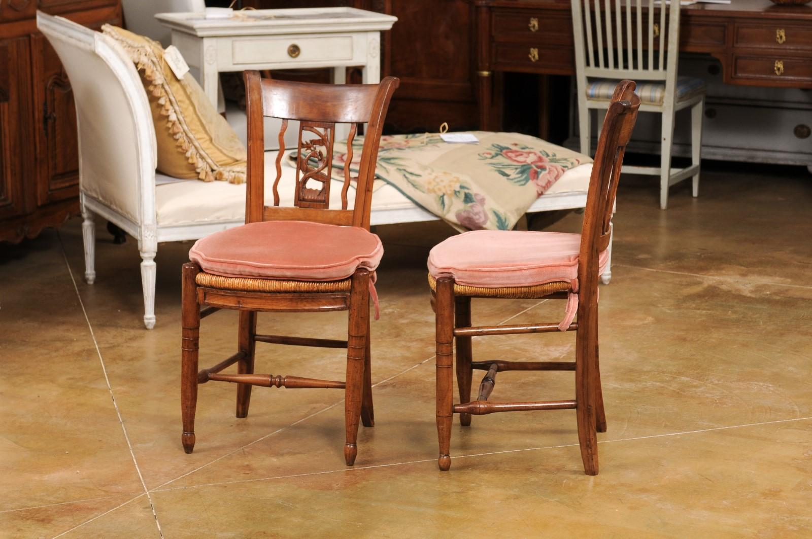 Tissu d'ameublement Paire de chaises d'appoint en noyer d'époque Directoire avec cerfs sculptés