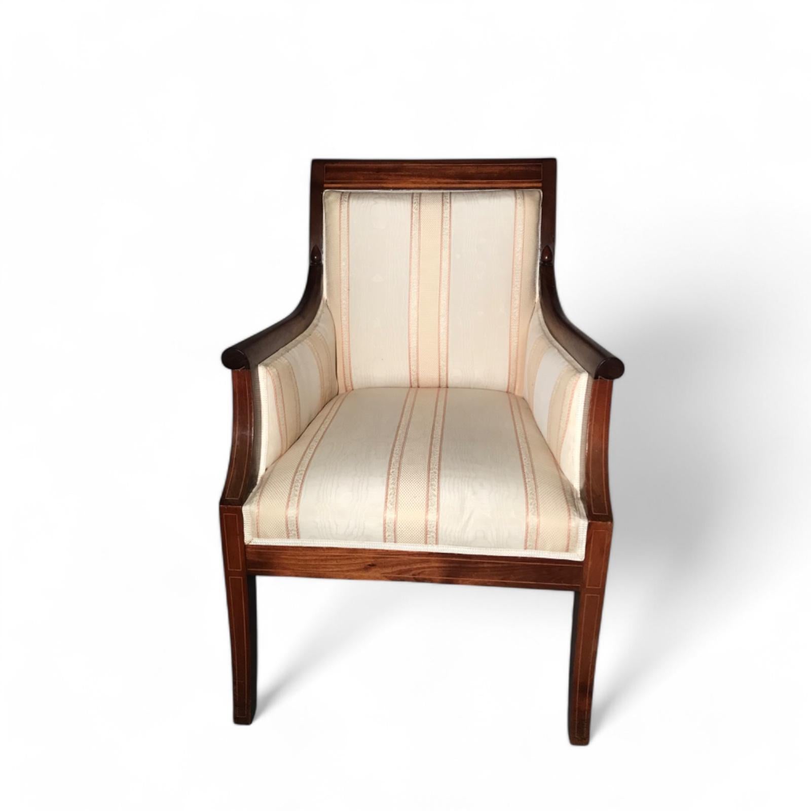 Coppia di poltrone in stile Direttorio, CIRCA 1880 - Eleganza senza tempo in mogano

Questa splendida coppia di poltrone in stile Directoire, realizzata intorno al 1880, incarna la raffinata eleganza dei mobili del XIX secolo. Realizzate in mogano