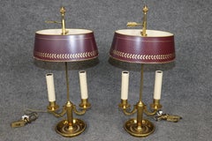 Paire de lampes bouillottes françaises de style Directoire en laiton, avec abat-jours en tôle